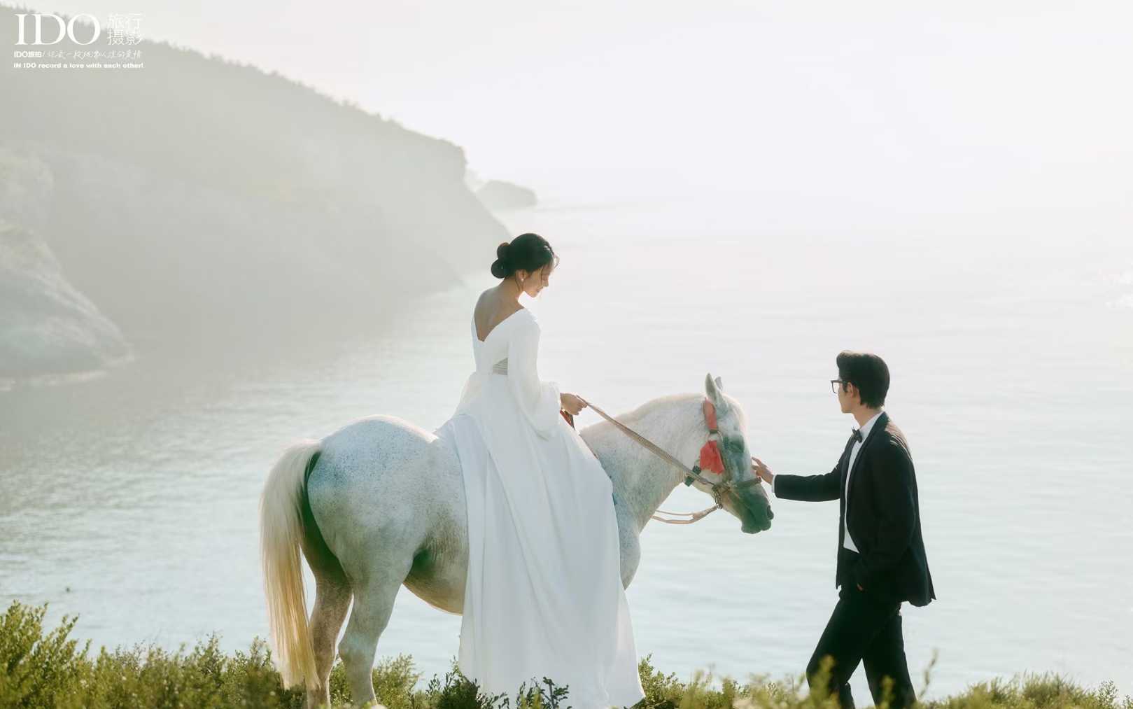 山野马场婚照：白纱与骏马的自然氛围感仪式感