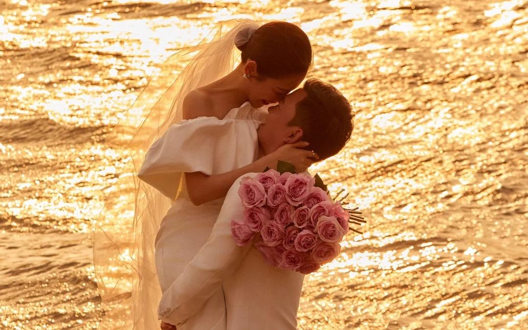 湖边氛围感婚纱照