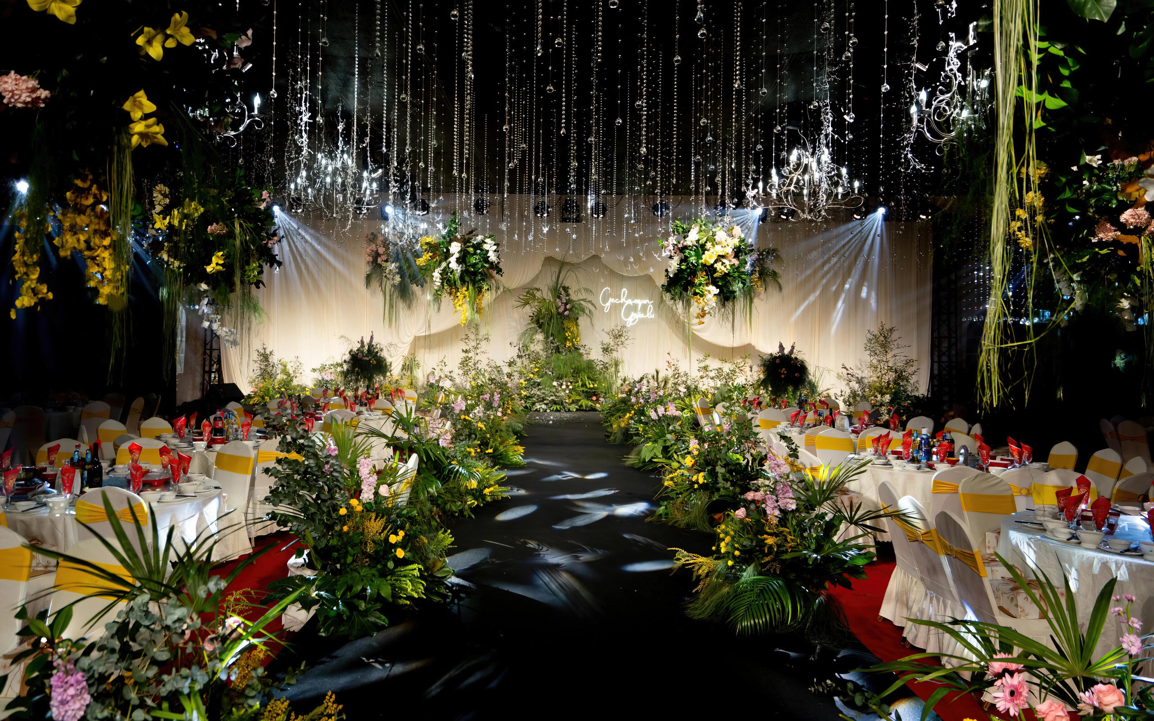 森系花艺萦绕，邂逅自然浪漫婚礼