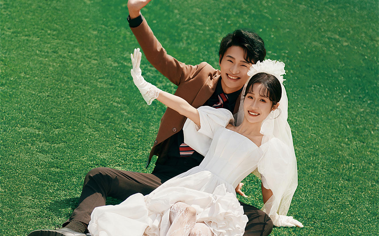 喜嫁风草坪婚纱照