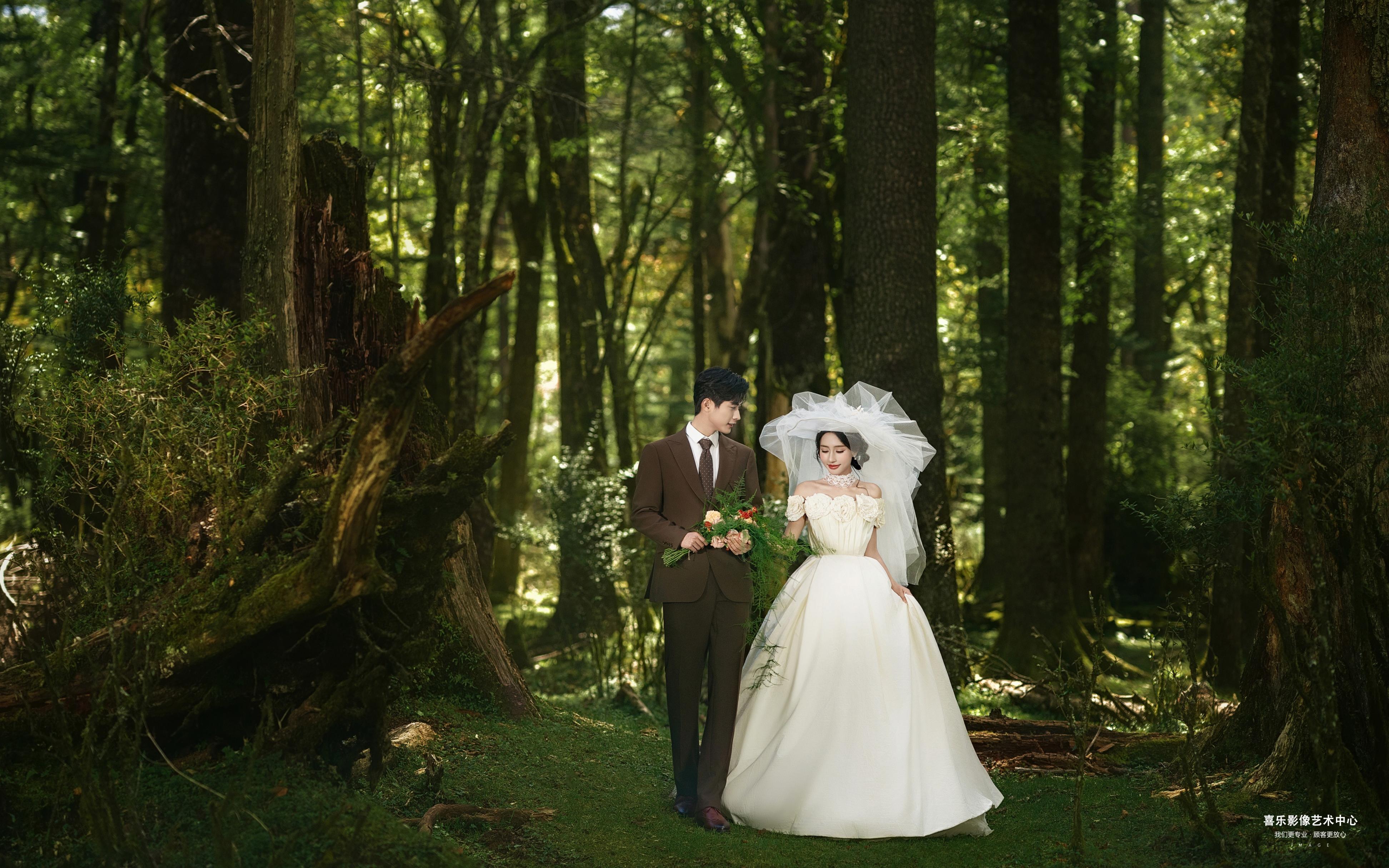  林間秘境中的白紗咖西裝婚紗影像