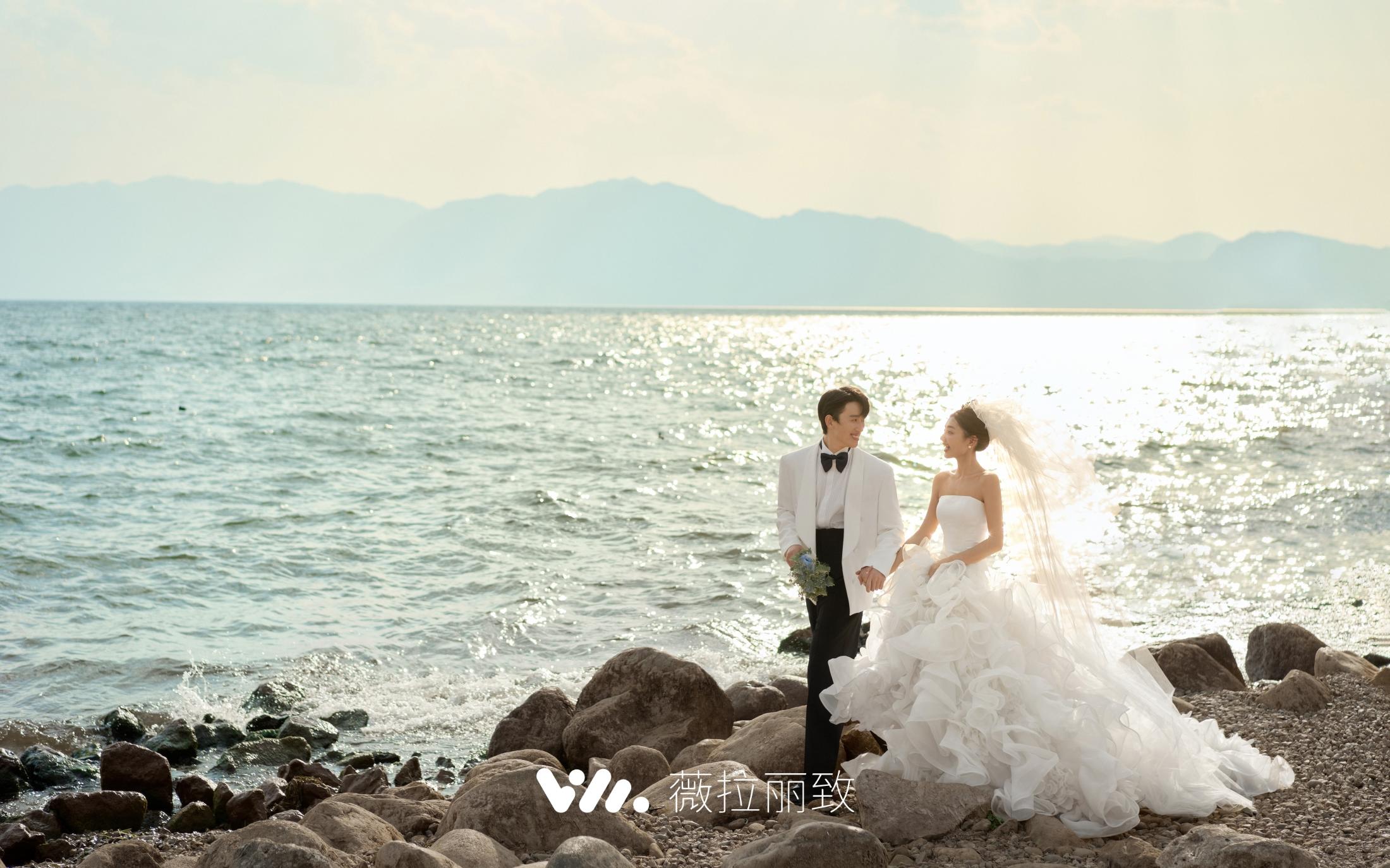 海边婚纱照，让爱情如海浪般自由奔放💕