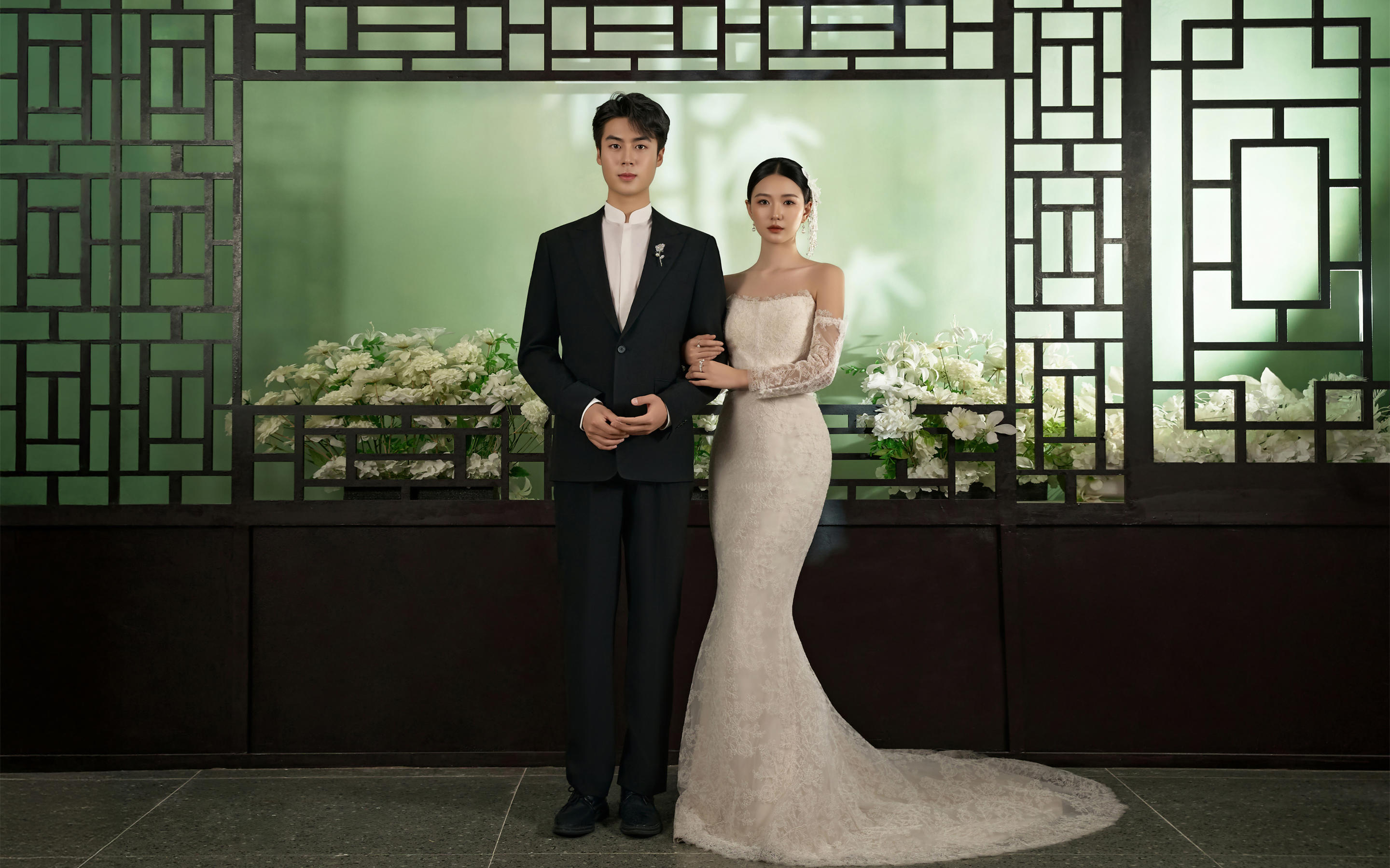  不用过多修饰，中式婚照里的端庄就是最初的模样