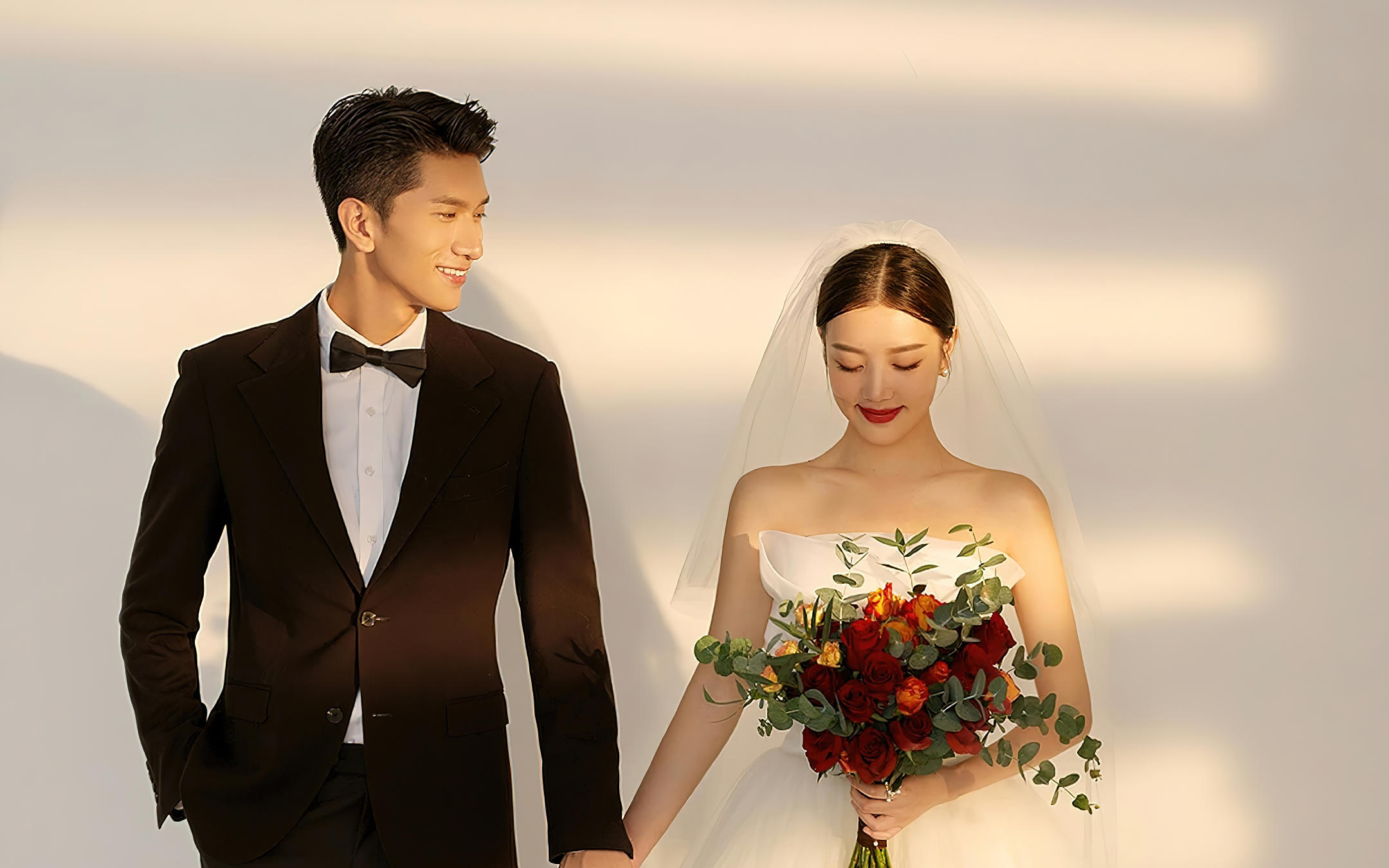 总有一束光是为我而来，室内极简光影婚纱照