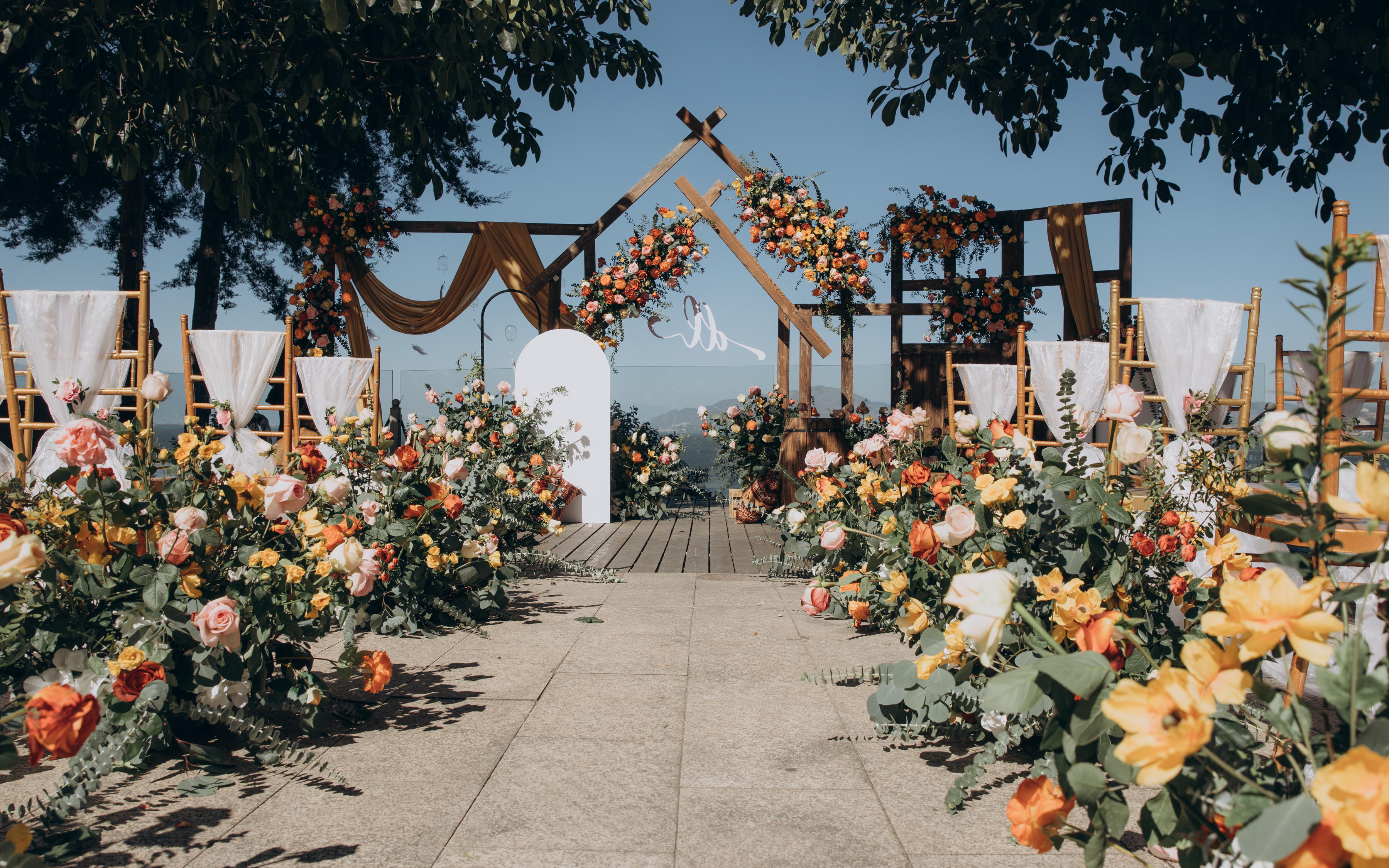 大理畔山露台复古秋色系婚礼