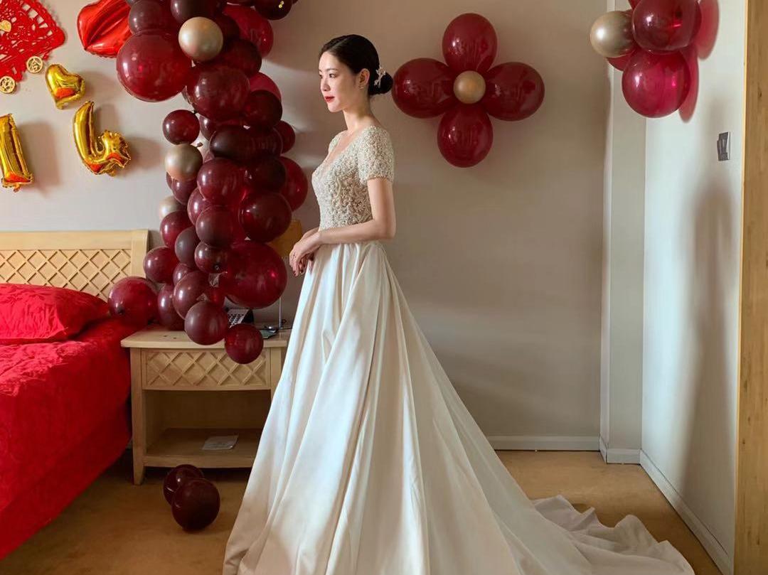 【爱佳婚纱礼服】三件套 纱妆同订