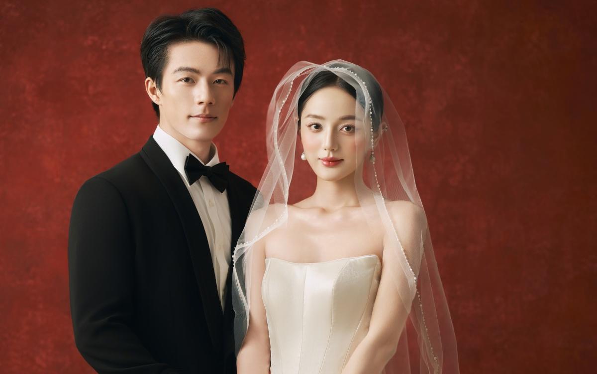 高级感满满的复古红背景婚纱照