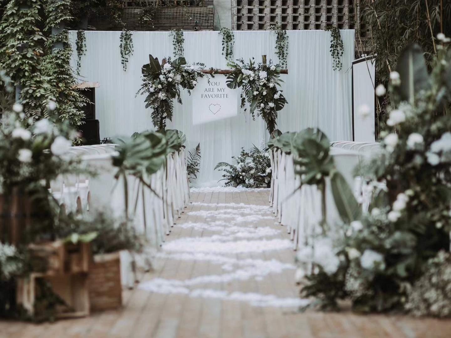 超性价比2020年白绿草坪户外婚礼 流行趋势