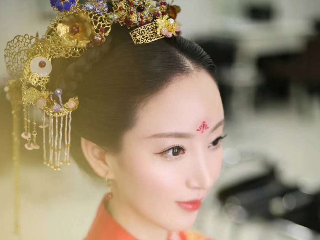 【怦然心动】艺人造型新娘全程跟妆  带助理一位