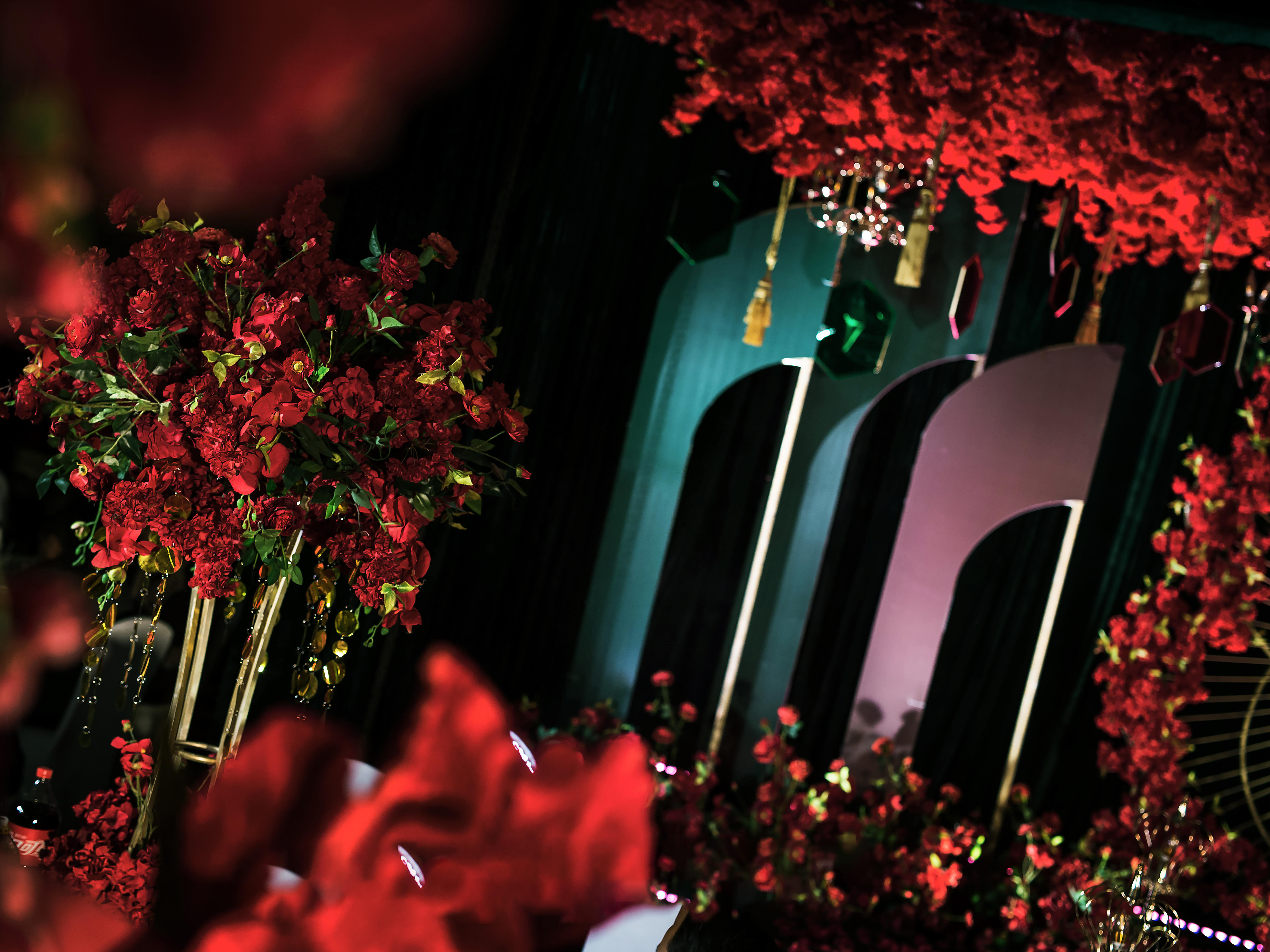 勃艮第红与璀璨黑的碰撞色搭配/红黑色婚礼