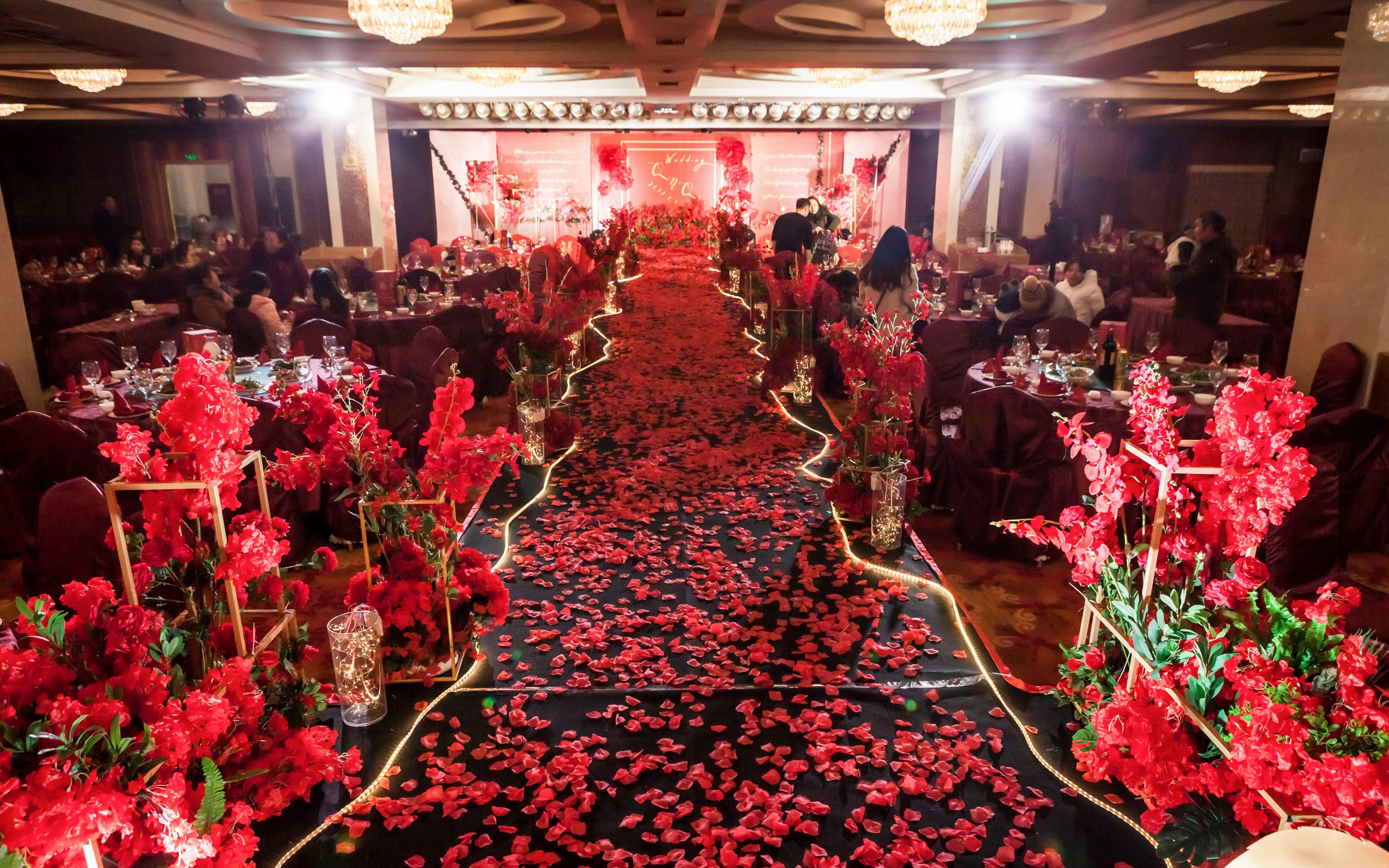 红色大气森系小路灯带婚礼