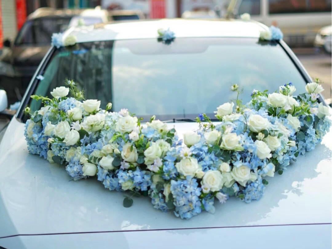 蓝白高雅色系搭配花车-让你的婚礼与众不同
