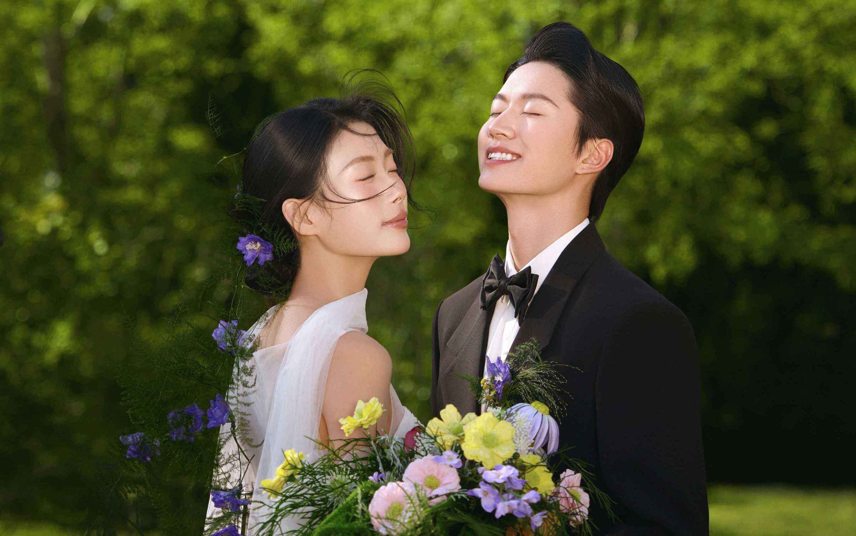  “那就祝我幸福吧”超有感染力的草坪婚纱照