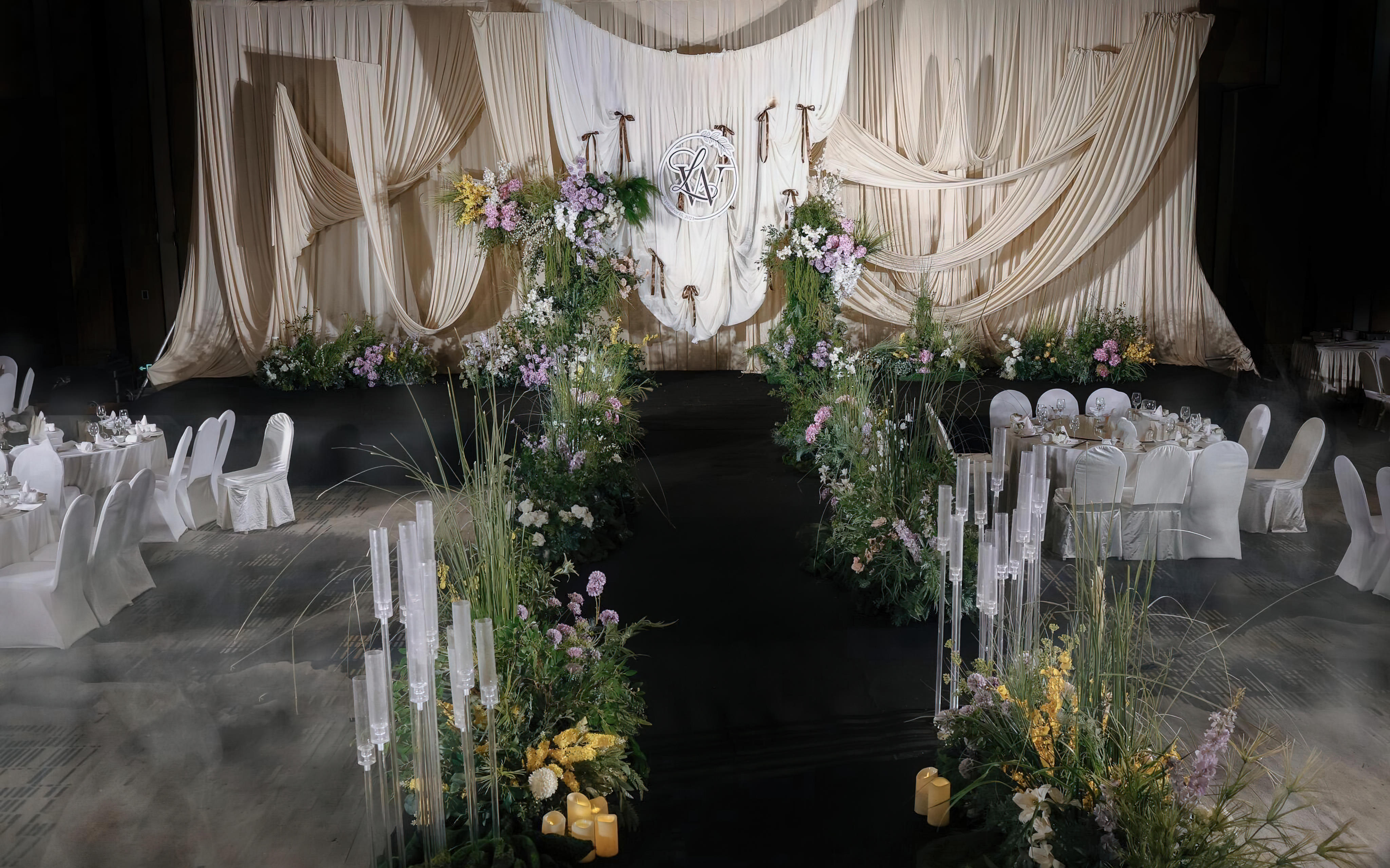 把香槟色布幔做成野生感森系婚礼