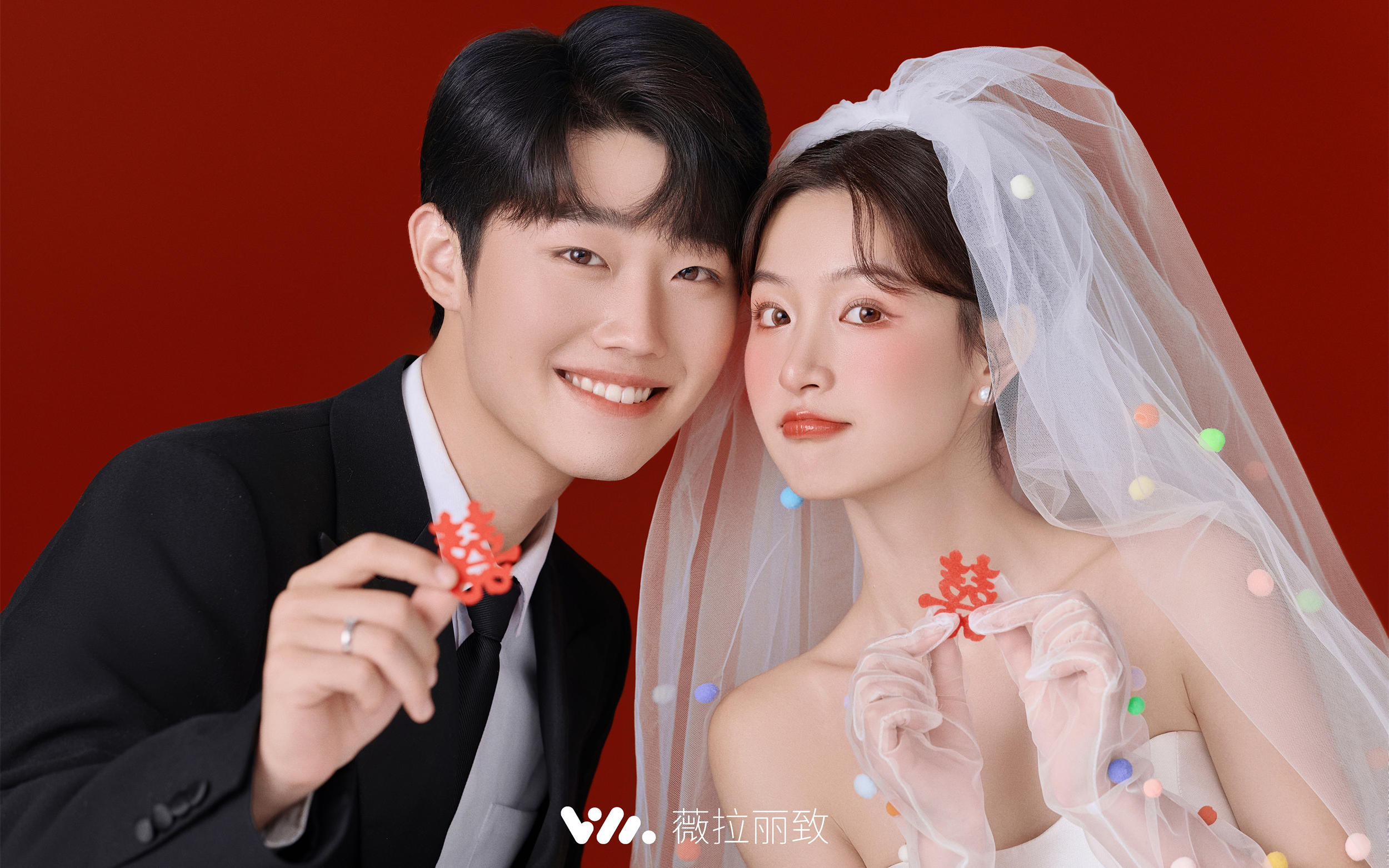 红底甜笑，白纱蹦跳，爱里疯闹正年少