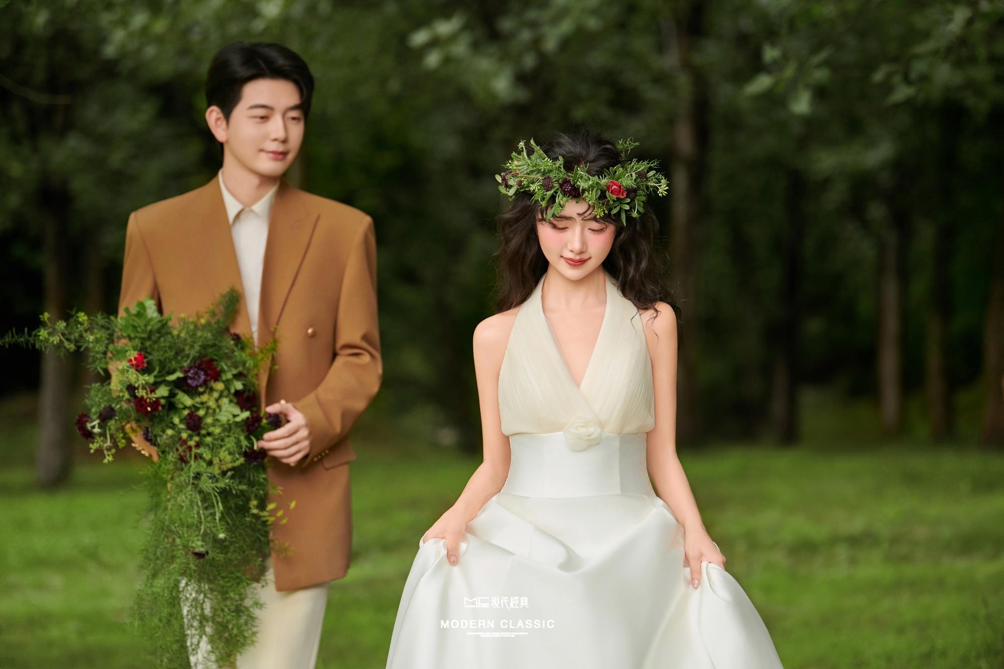 夏日必拍！清新氧氣感爆棚的花環(huán)森系婚紗照
