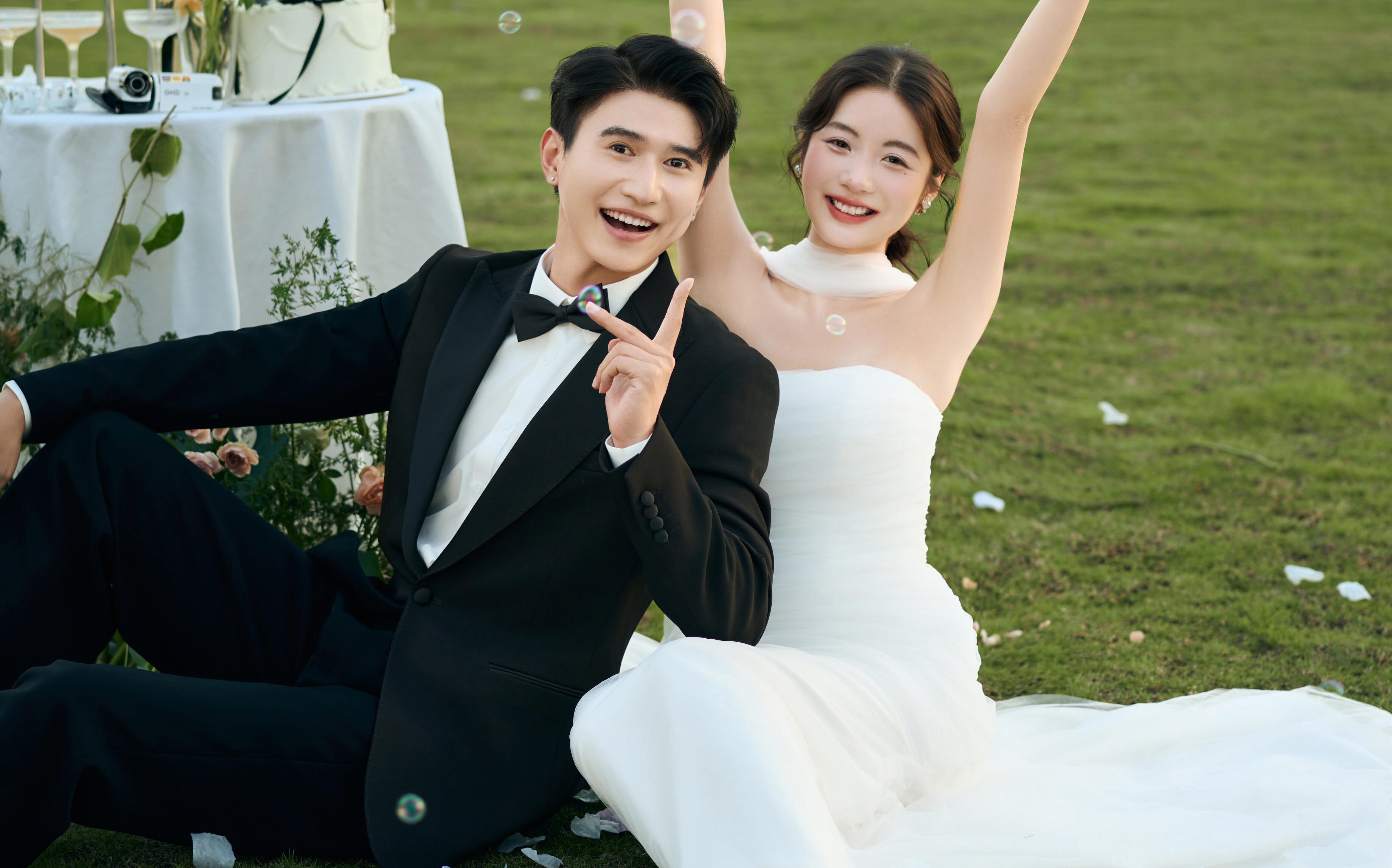 00后必拍草坪婚紗照 不愛端莊愛自由