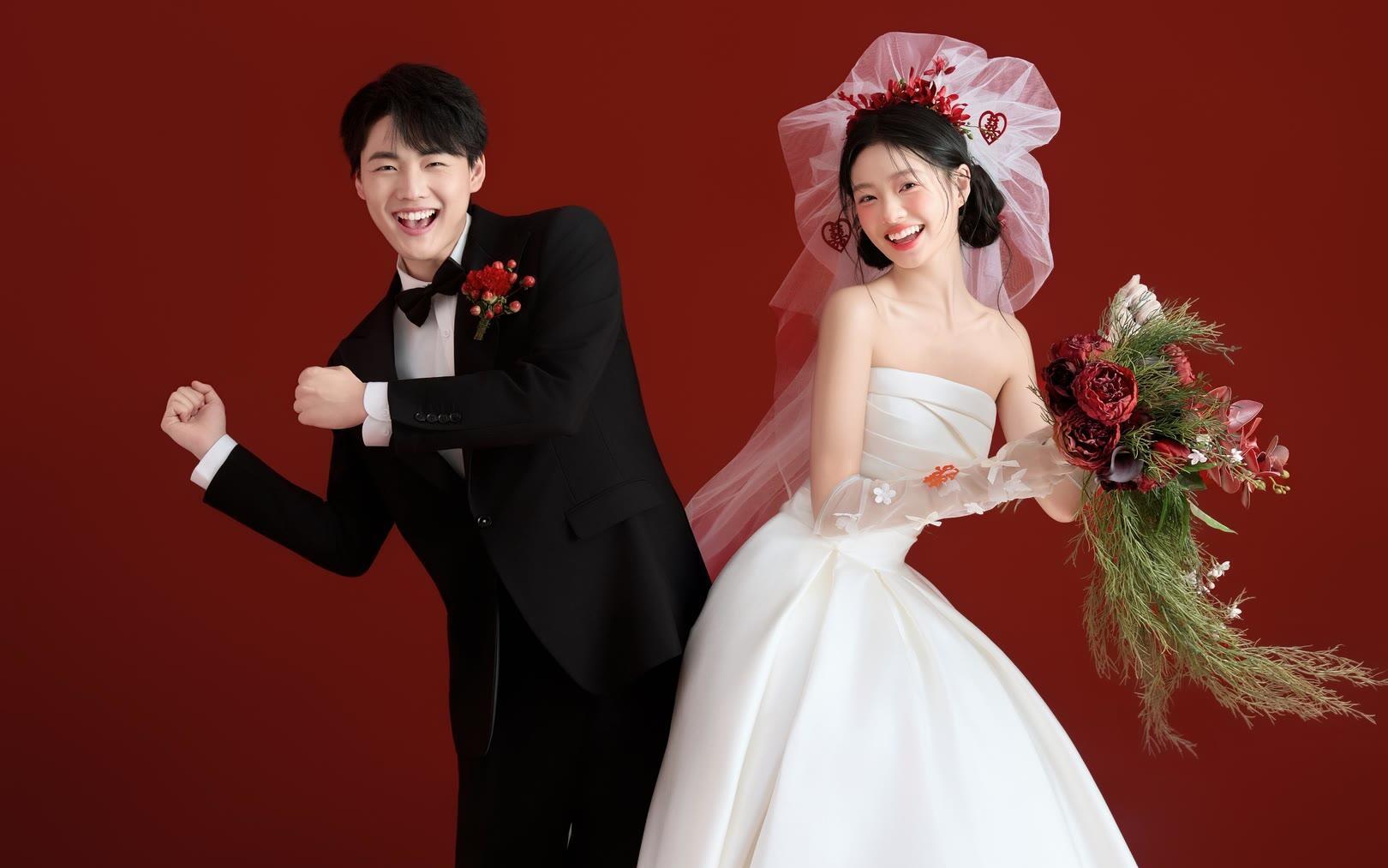 甜甜的婚纱照来啦！红底白纱好喜欢