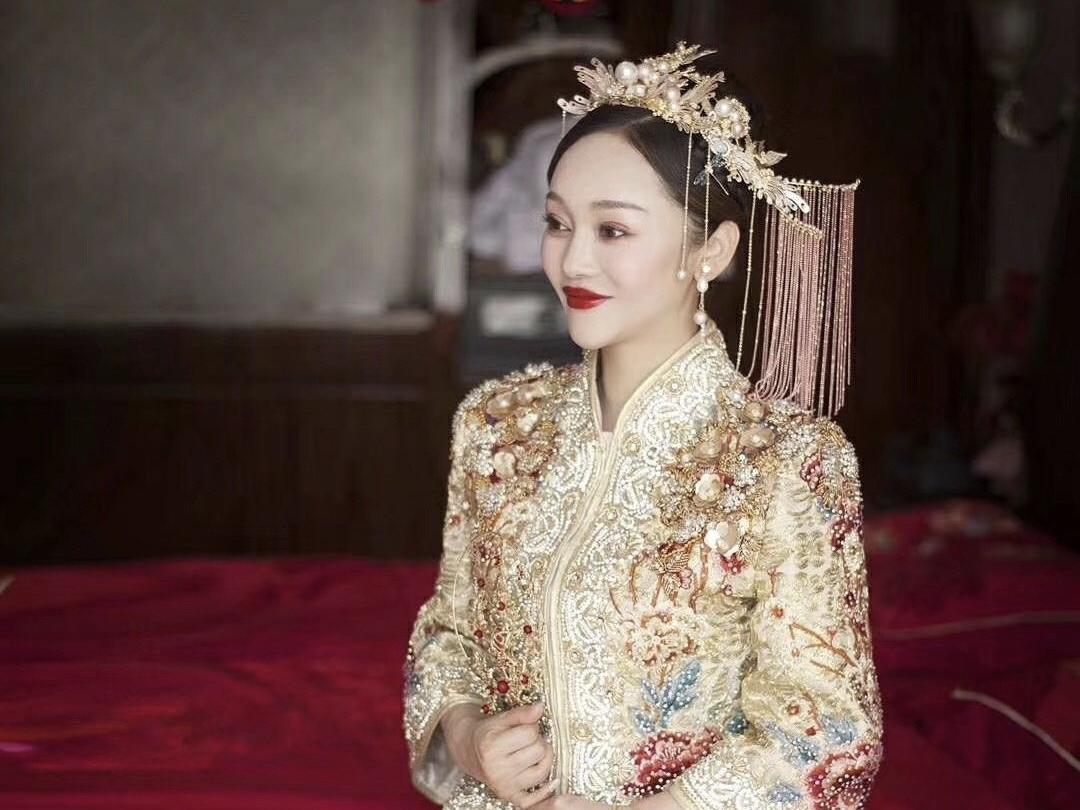 【资深套餐】资深老师全天跟妆＋免租拖尾婚纱5件套