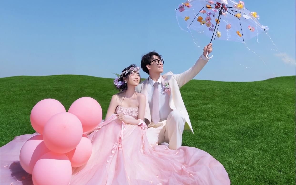 救命！婚纱照在草坪这样拍？也太仙了吧💕