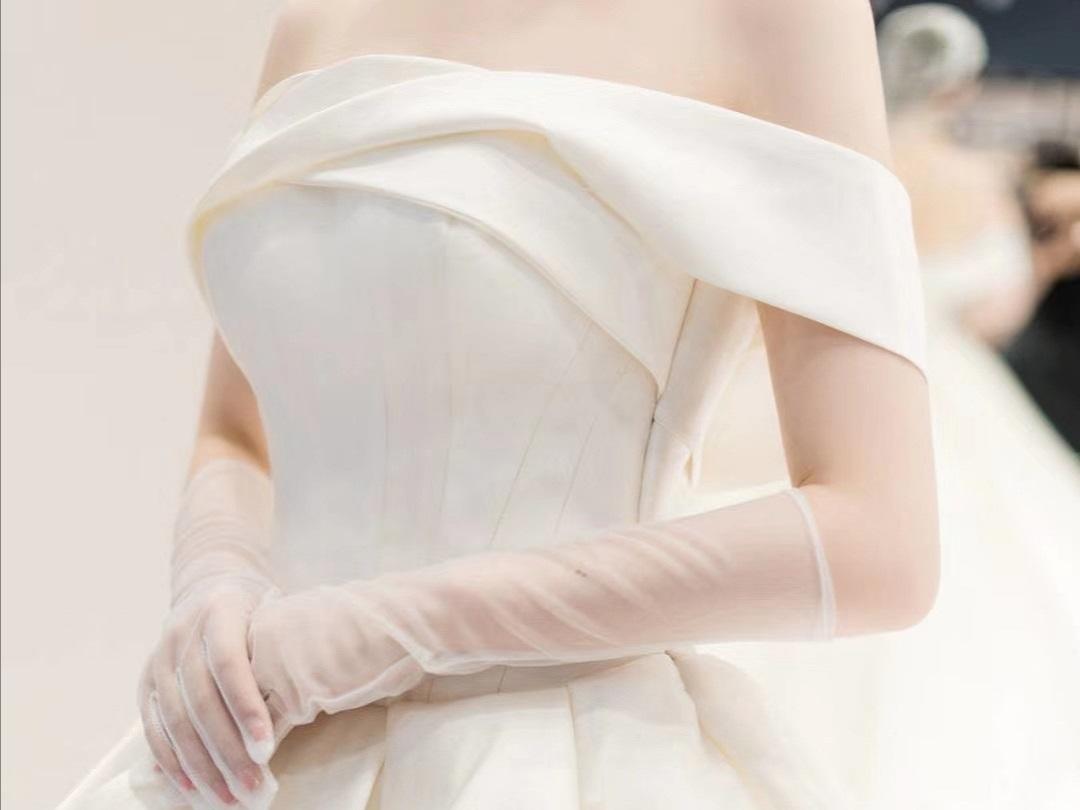 ¥5880 婚纱礼服+全跟妆