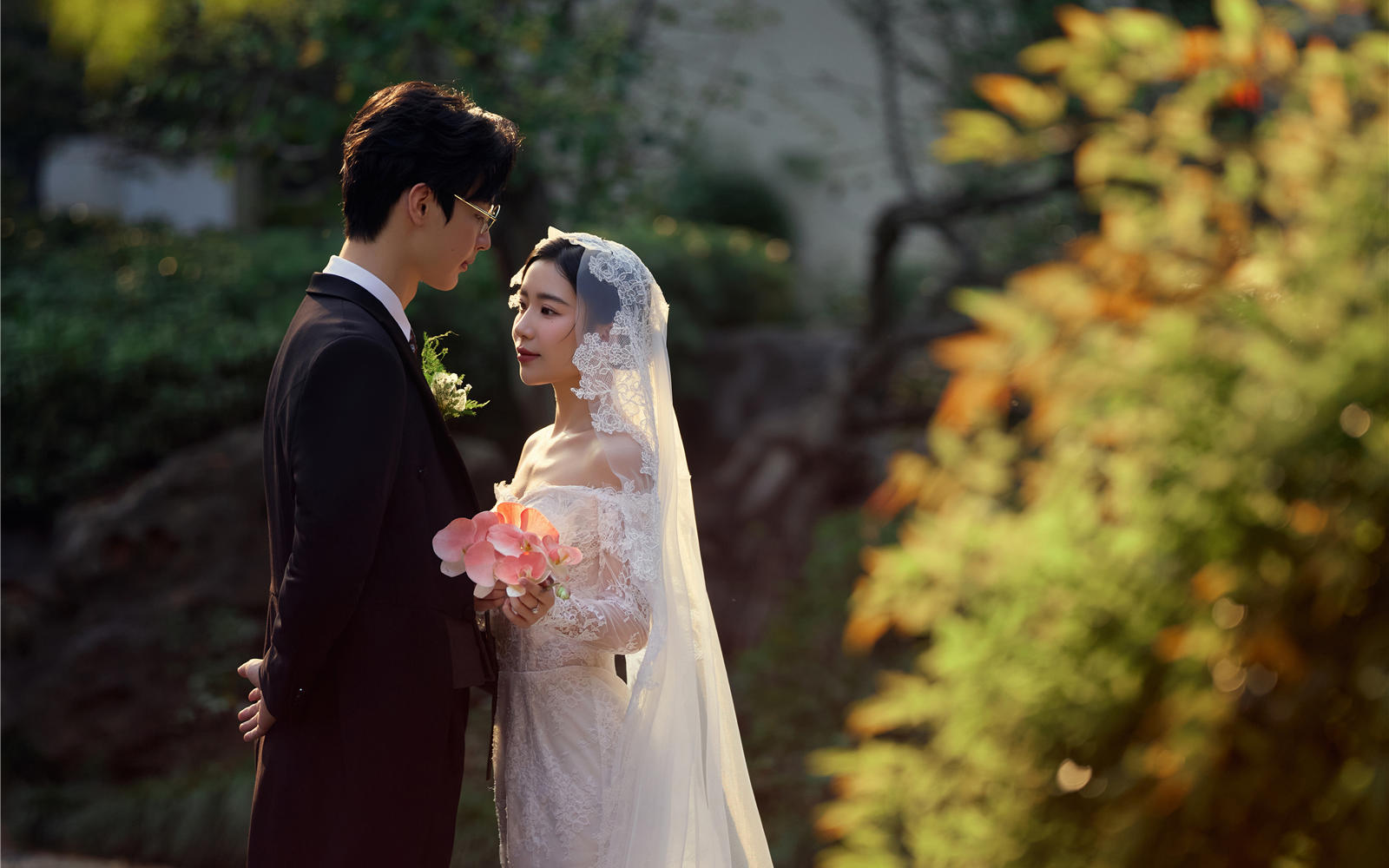 在古瓦下续写春诗爱意丨新中式园林婚纱照