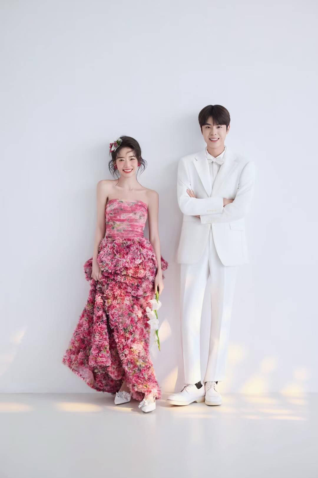 室内极简风婚纱照