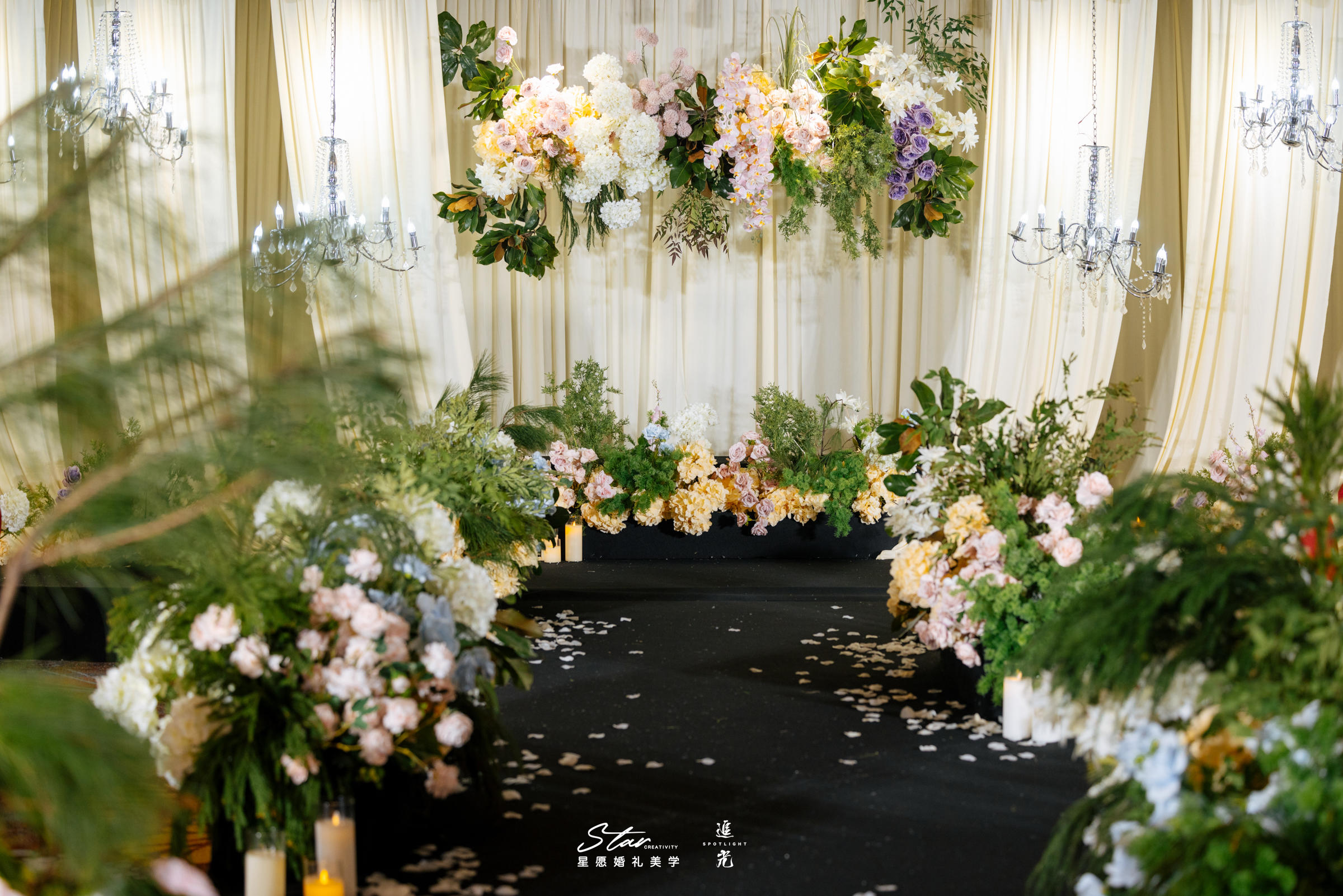 暖调花艺与垂坠纱幔的浪漫交响