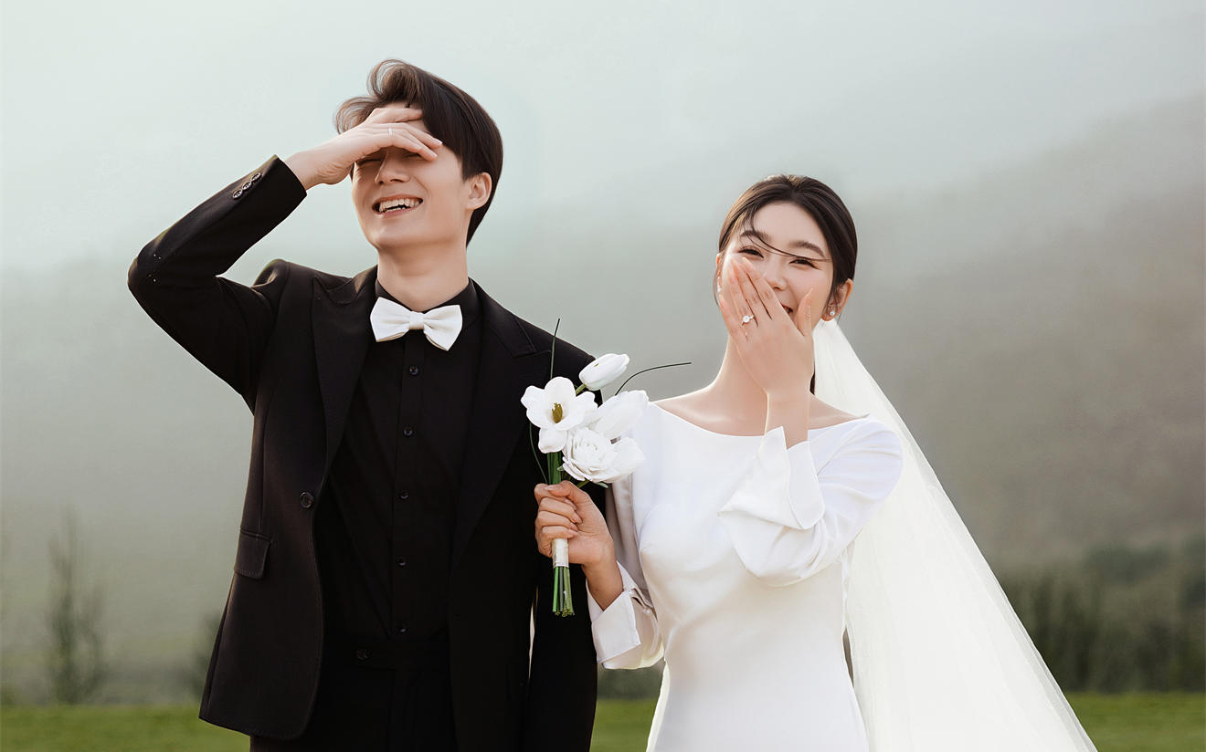 山景草坪簡約風(fēng)婚紗照