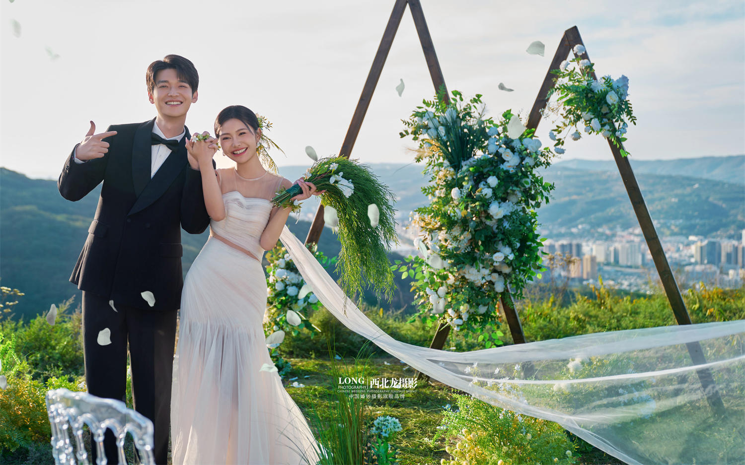氧气仪式感草坪婚礼婚纱照