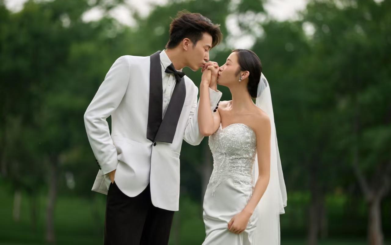 浪漫草坪婚纱照