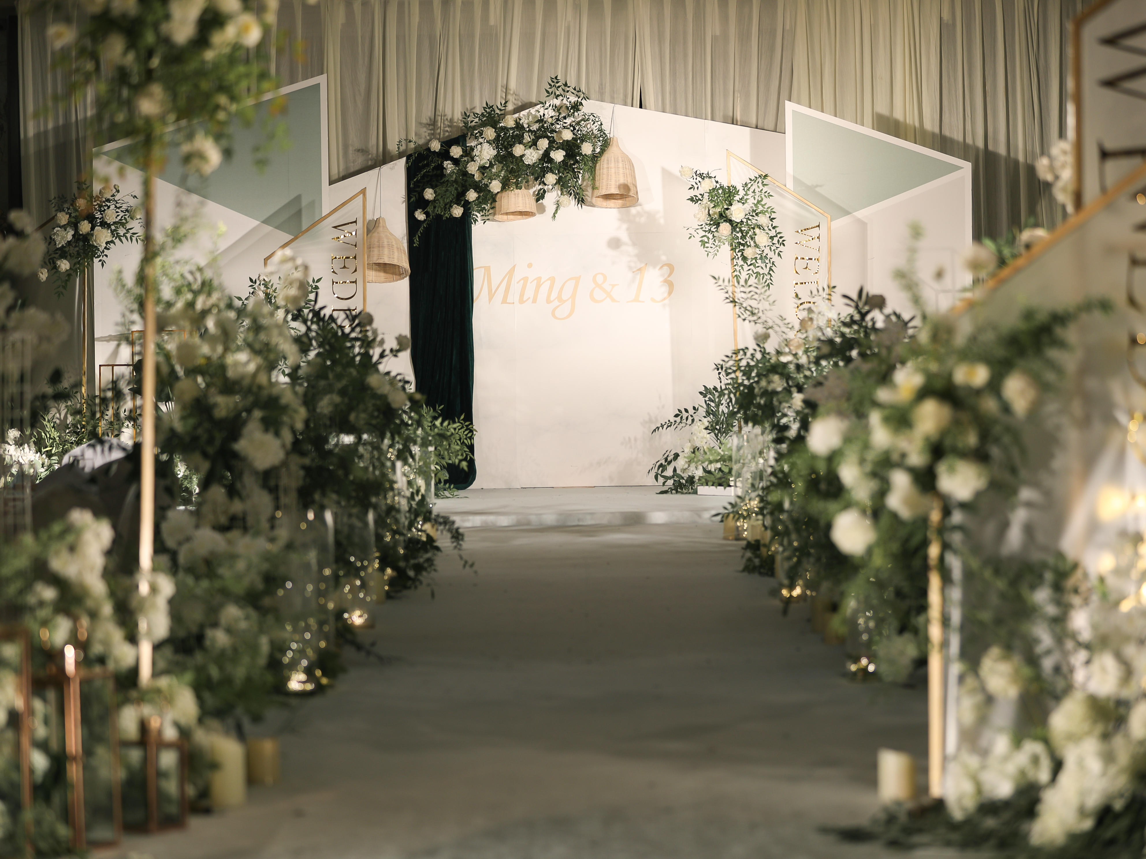 白绿色系简约室内大气婚礼小预算