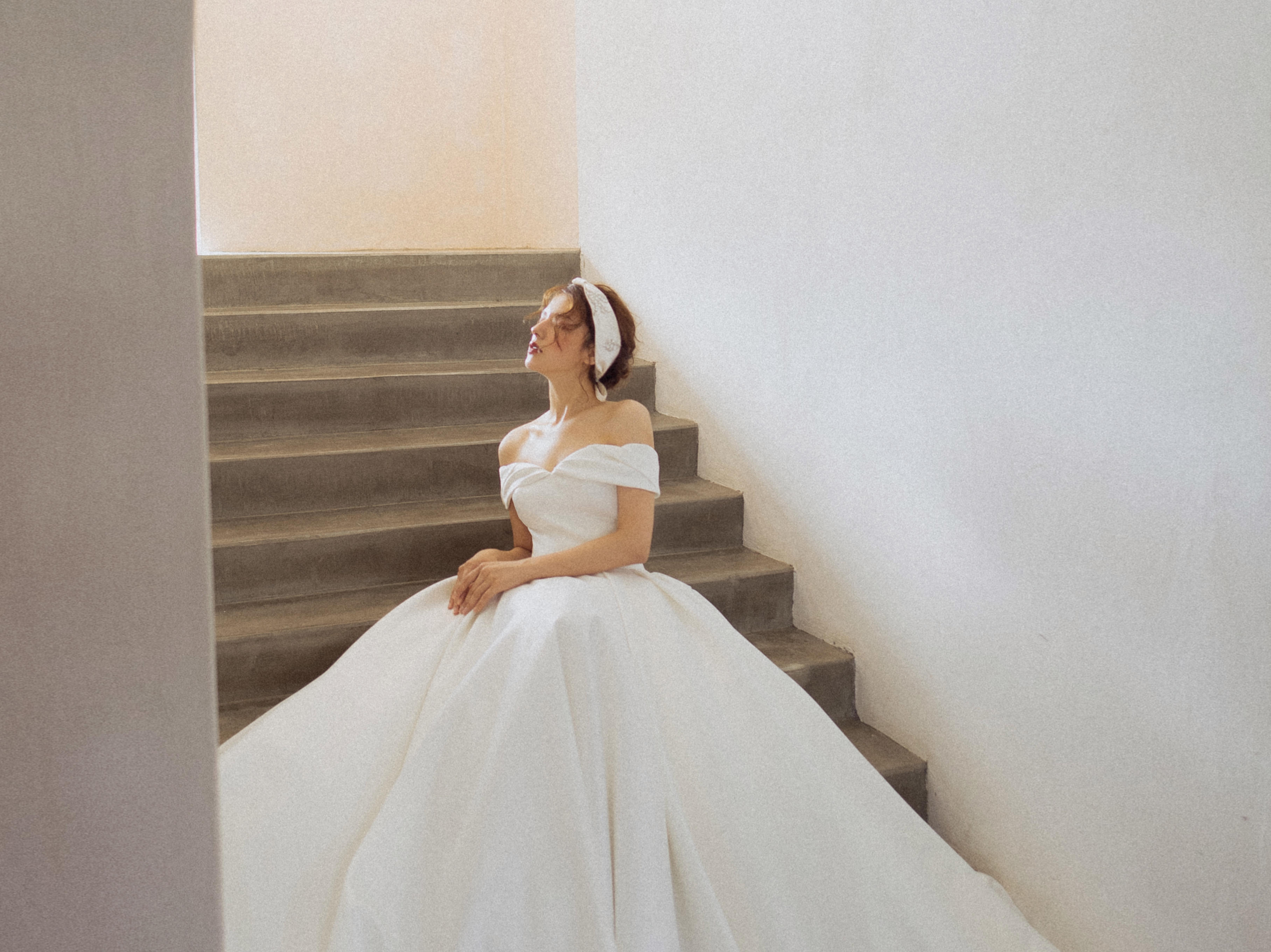 简白 缎面一字肩主纱，复古公主蓬