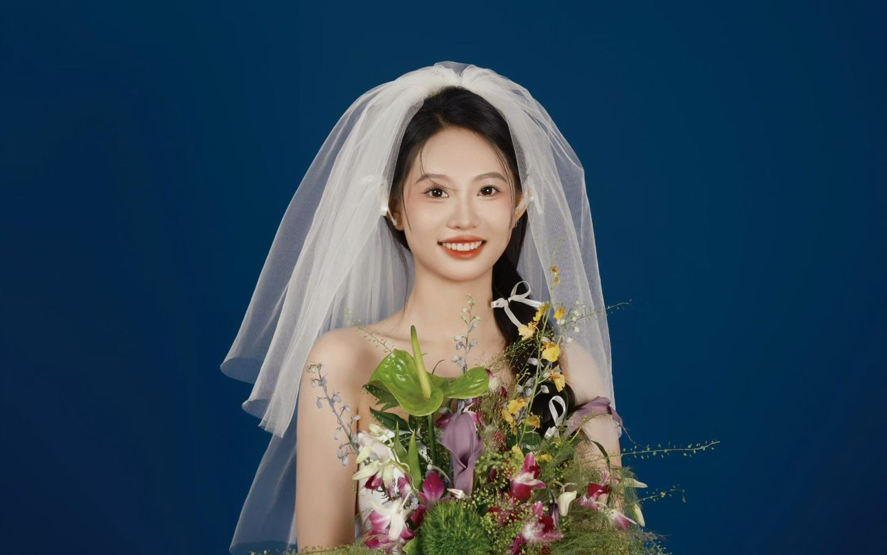 小众复古蓝底婚纱照
