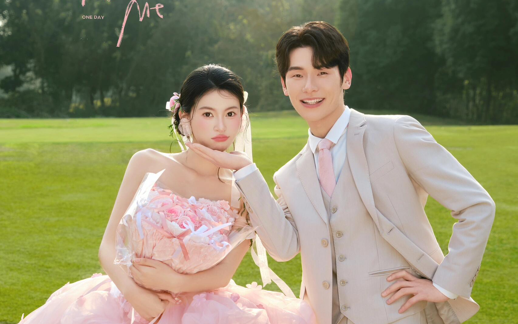 粉色婚紗森系草坪婚紗照