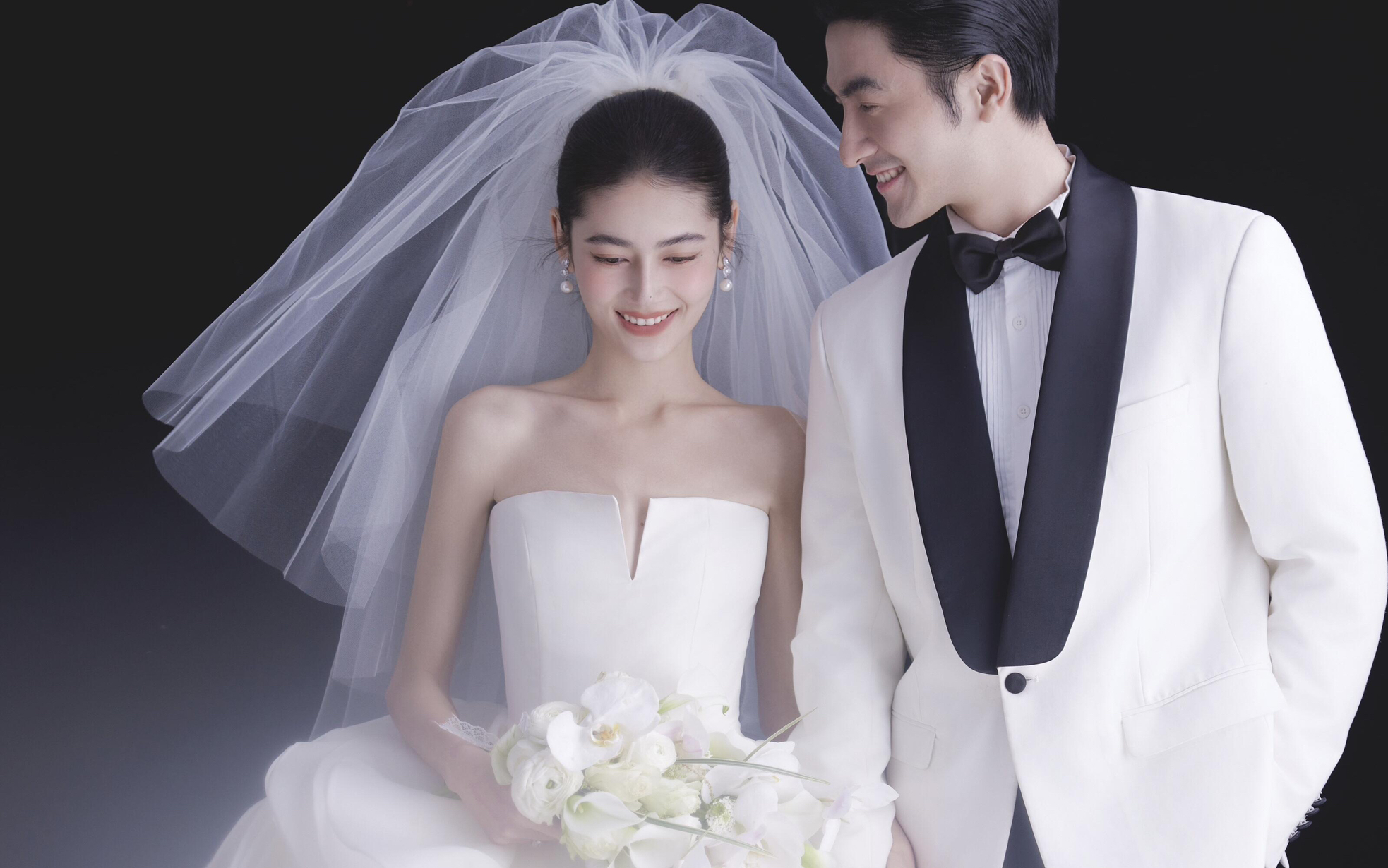 简约大气的黑底极简主纱婚纱照🖤经典又高级