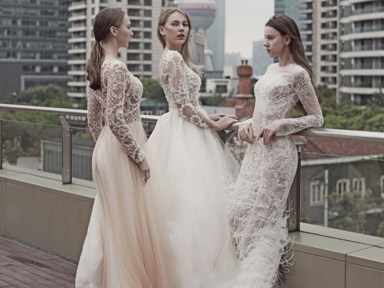 Oia Bridal | 重手工吊带款凸显个性