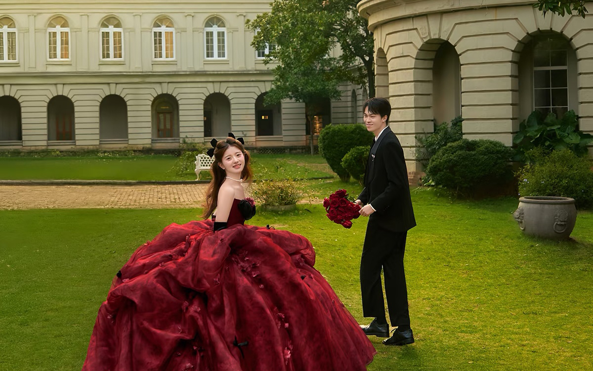 谁能拒绝在逃公主既视感的酒红色婚纱照 