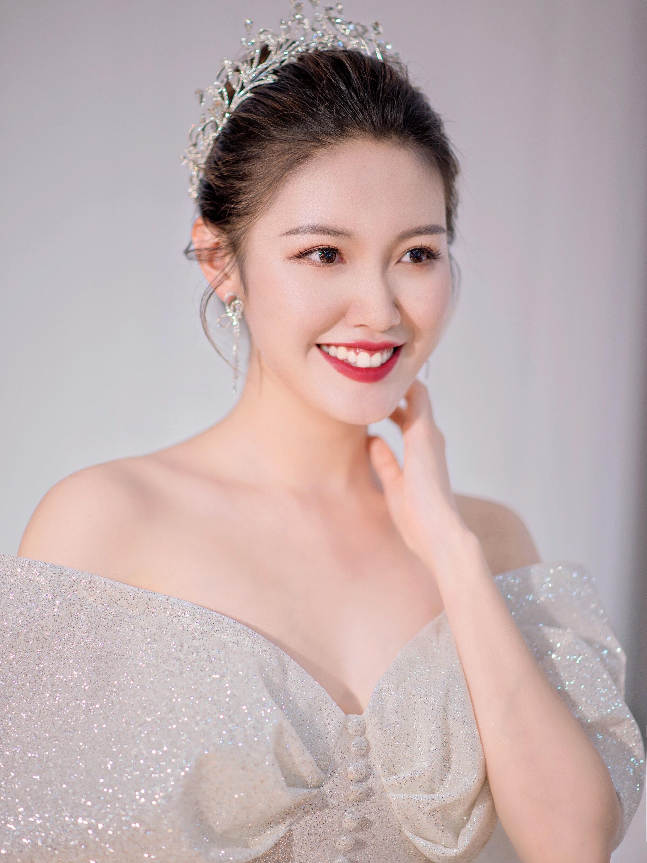 【婚纱+跟妆+西服】一体化婚礼服务