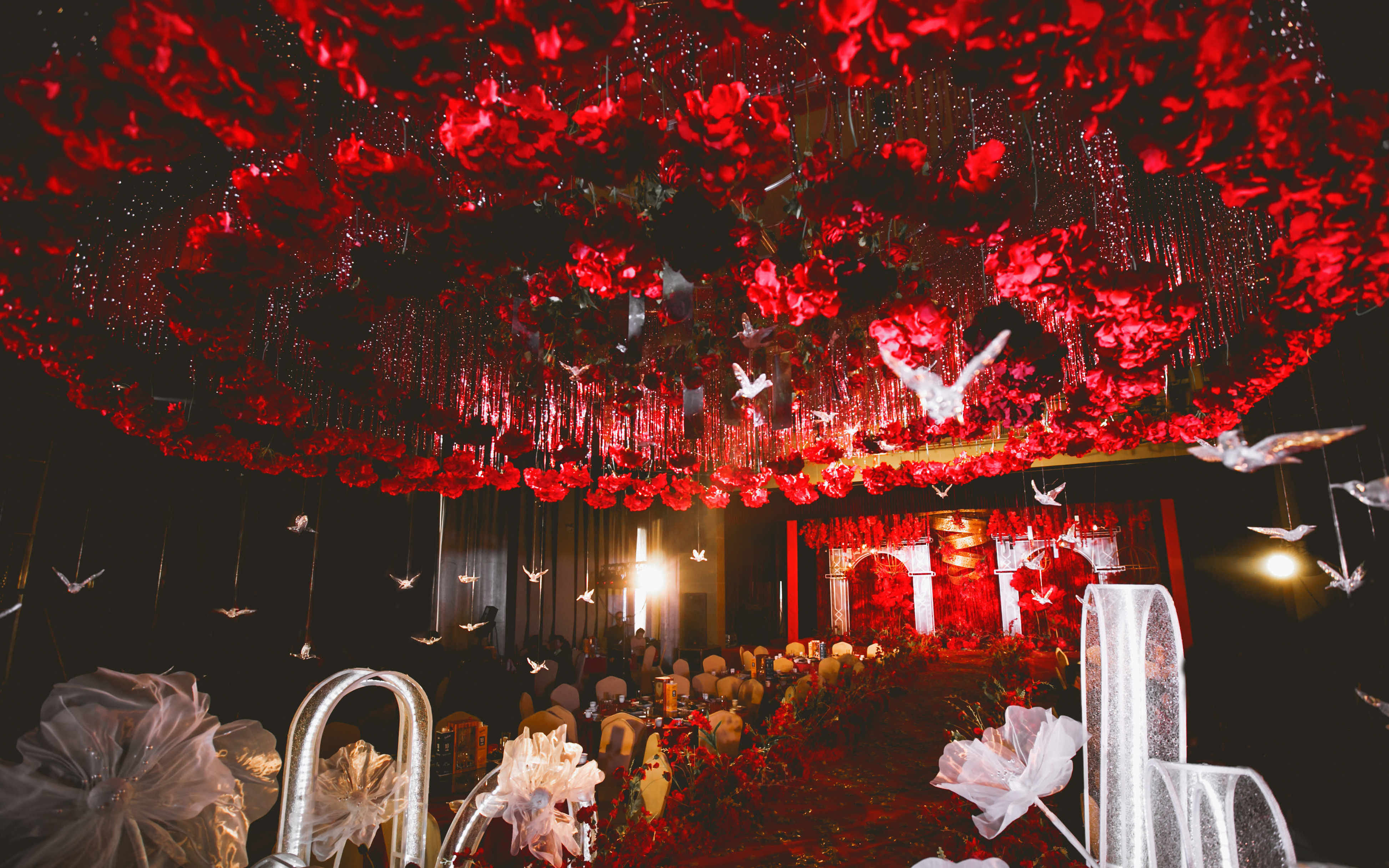 「祯乐」红白撞色大吊顶做出不一样的婚礼