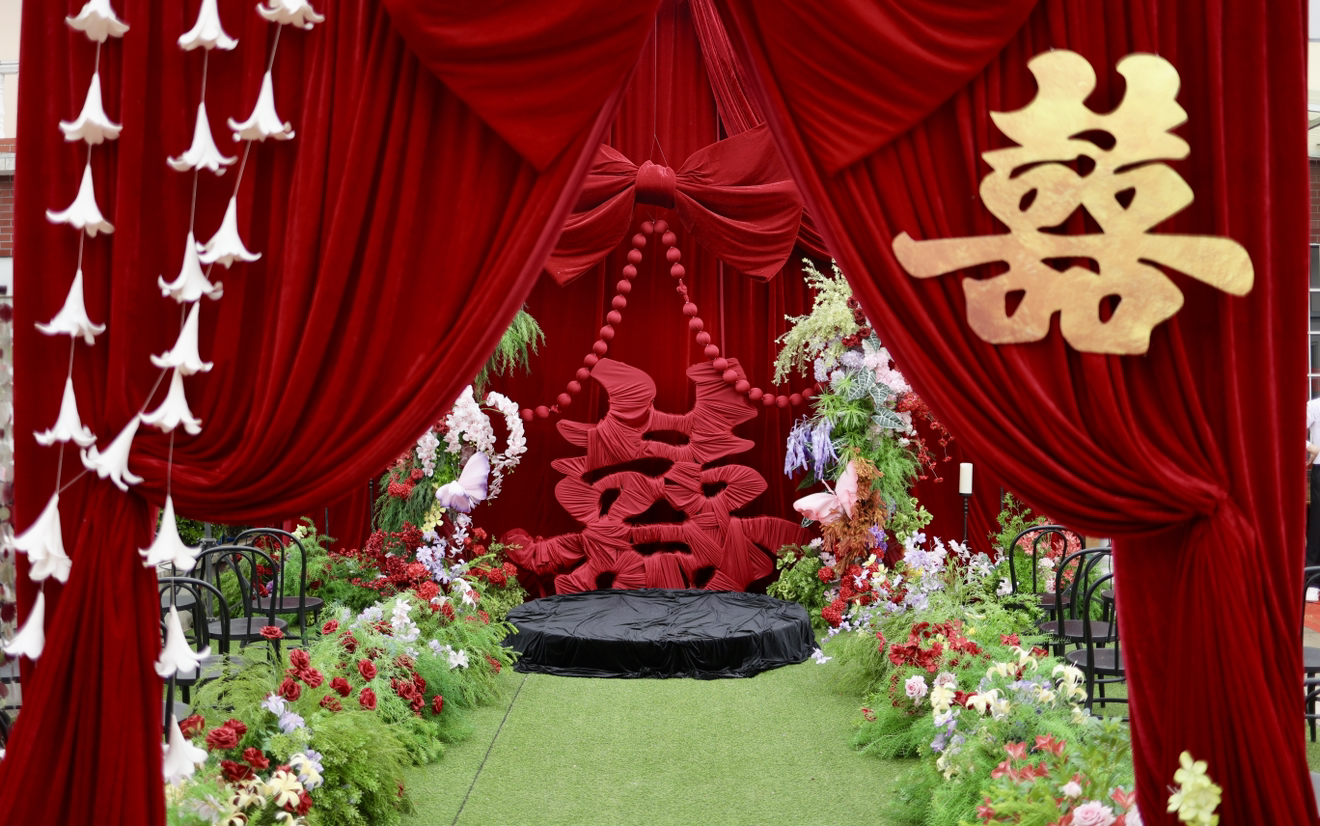 麻城红色系挑高户外婚礼现场