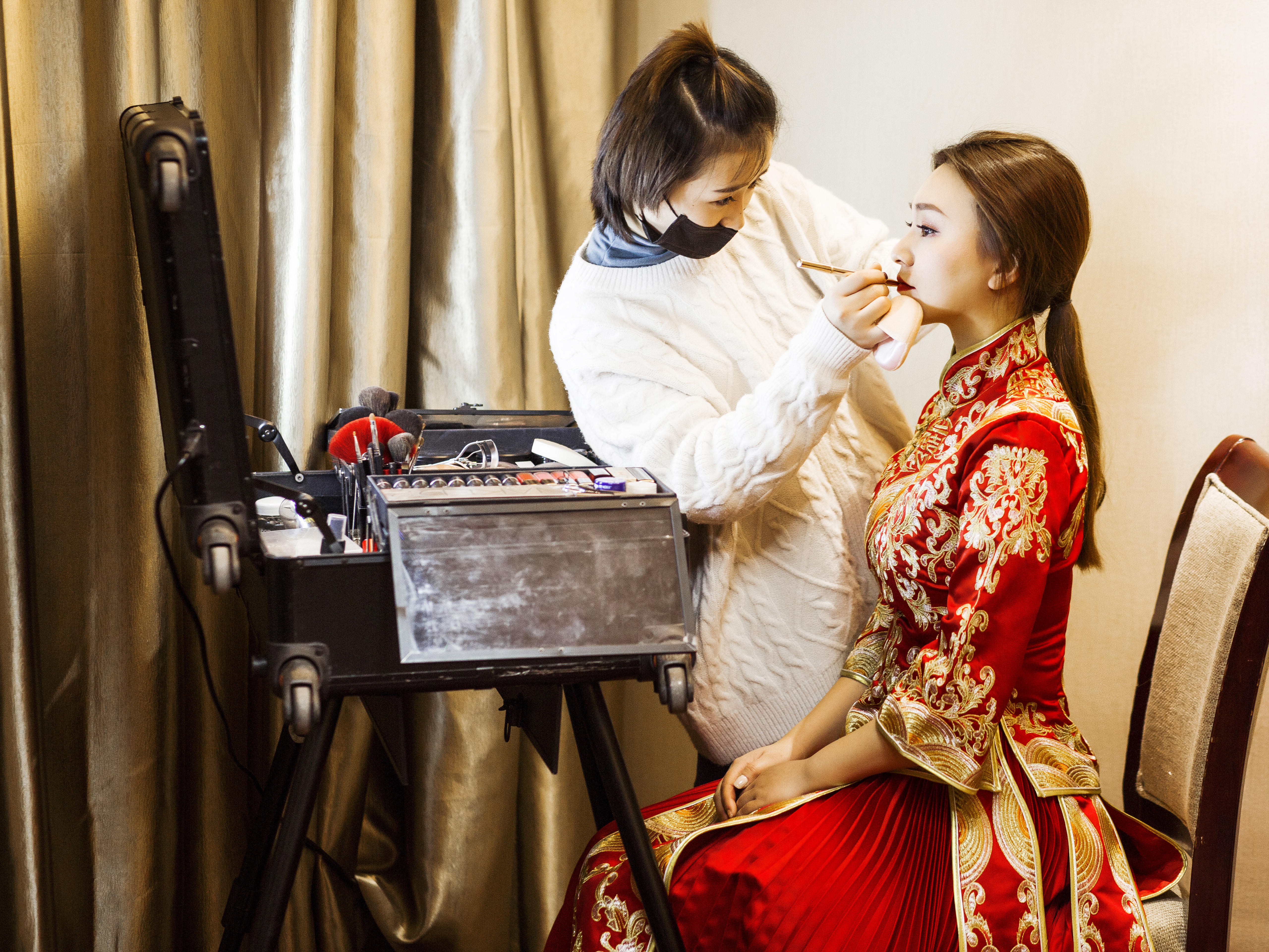 【跟妆+礼服】首席跟妆+婚纱礼服8件套，一价全含