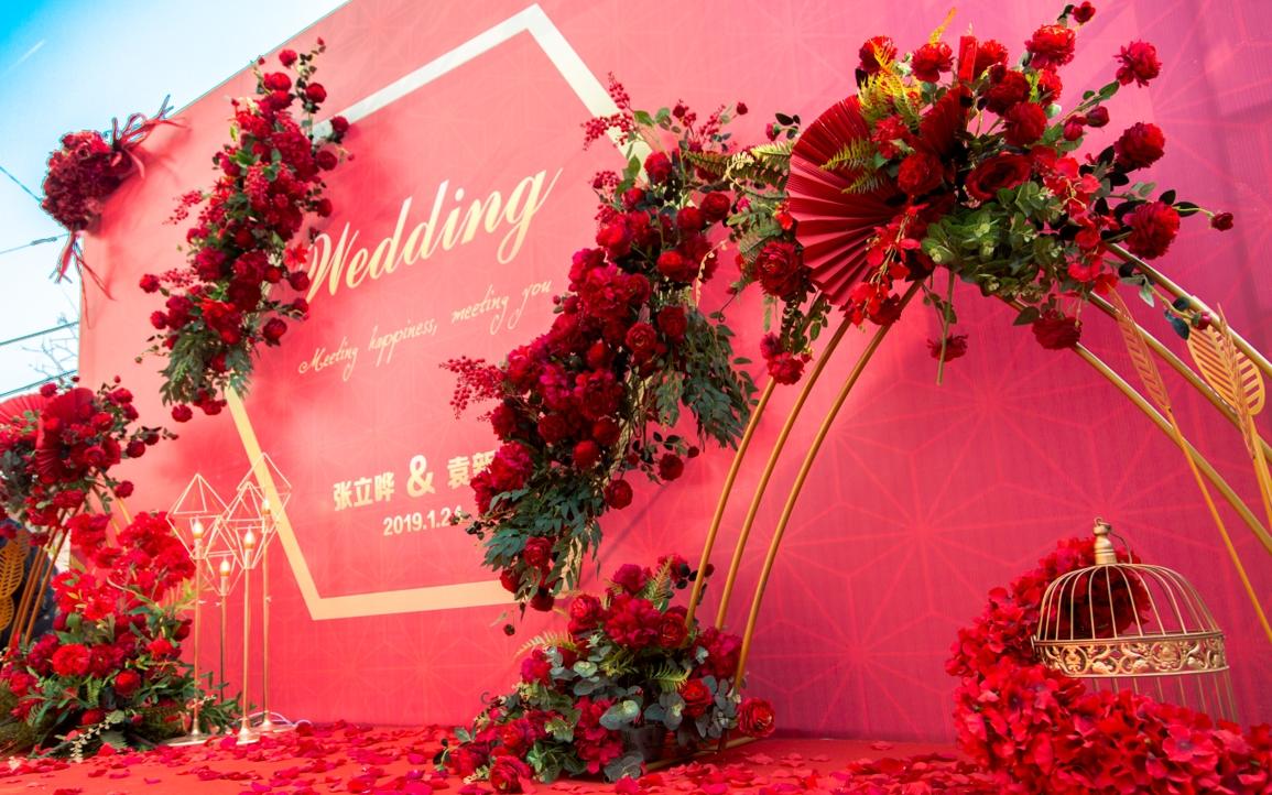 室外庭院婚礼布置现场统筹