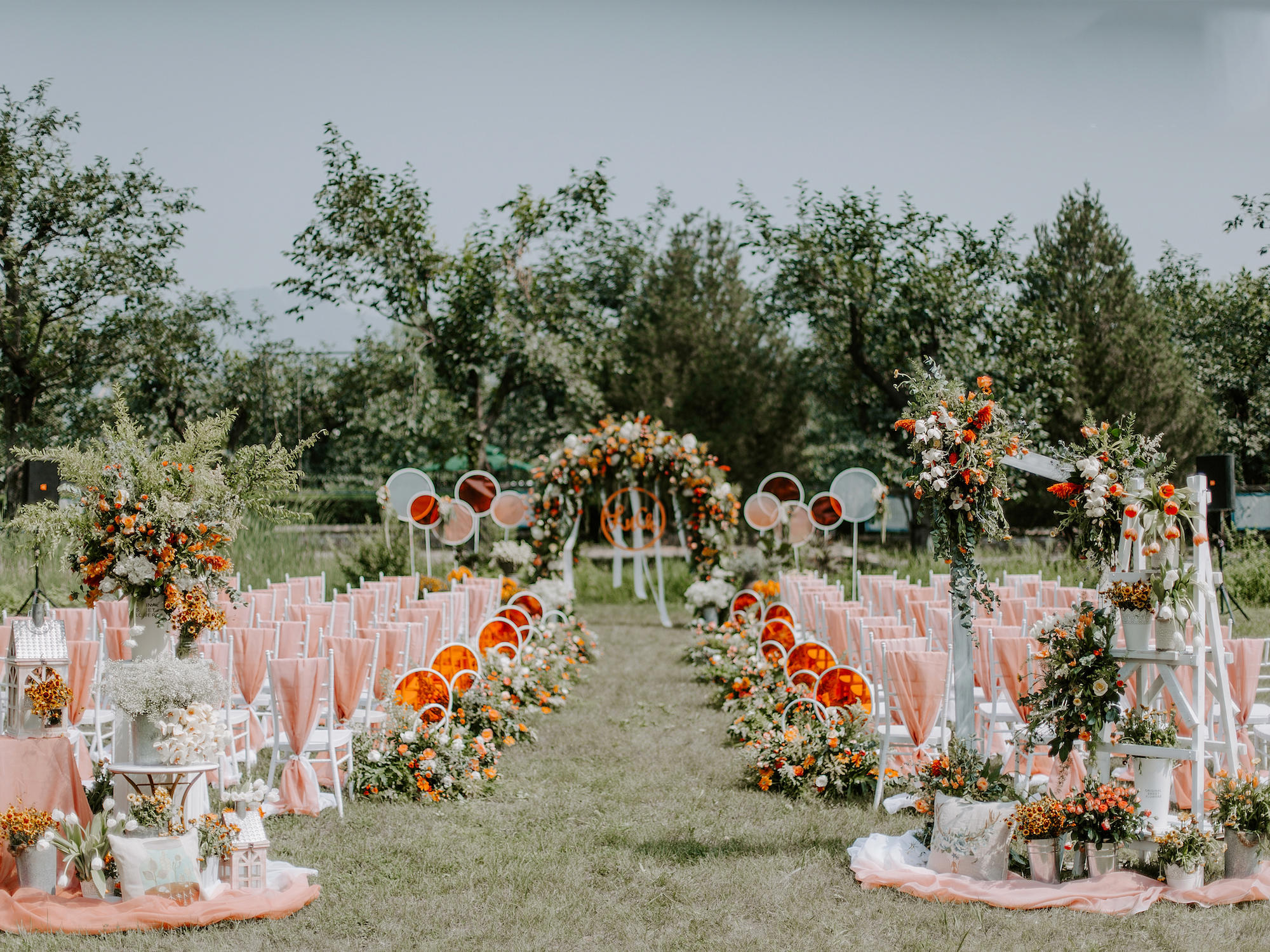 户外草坪小清新黄橙色婚礼