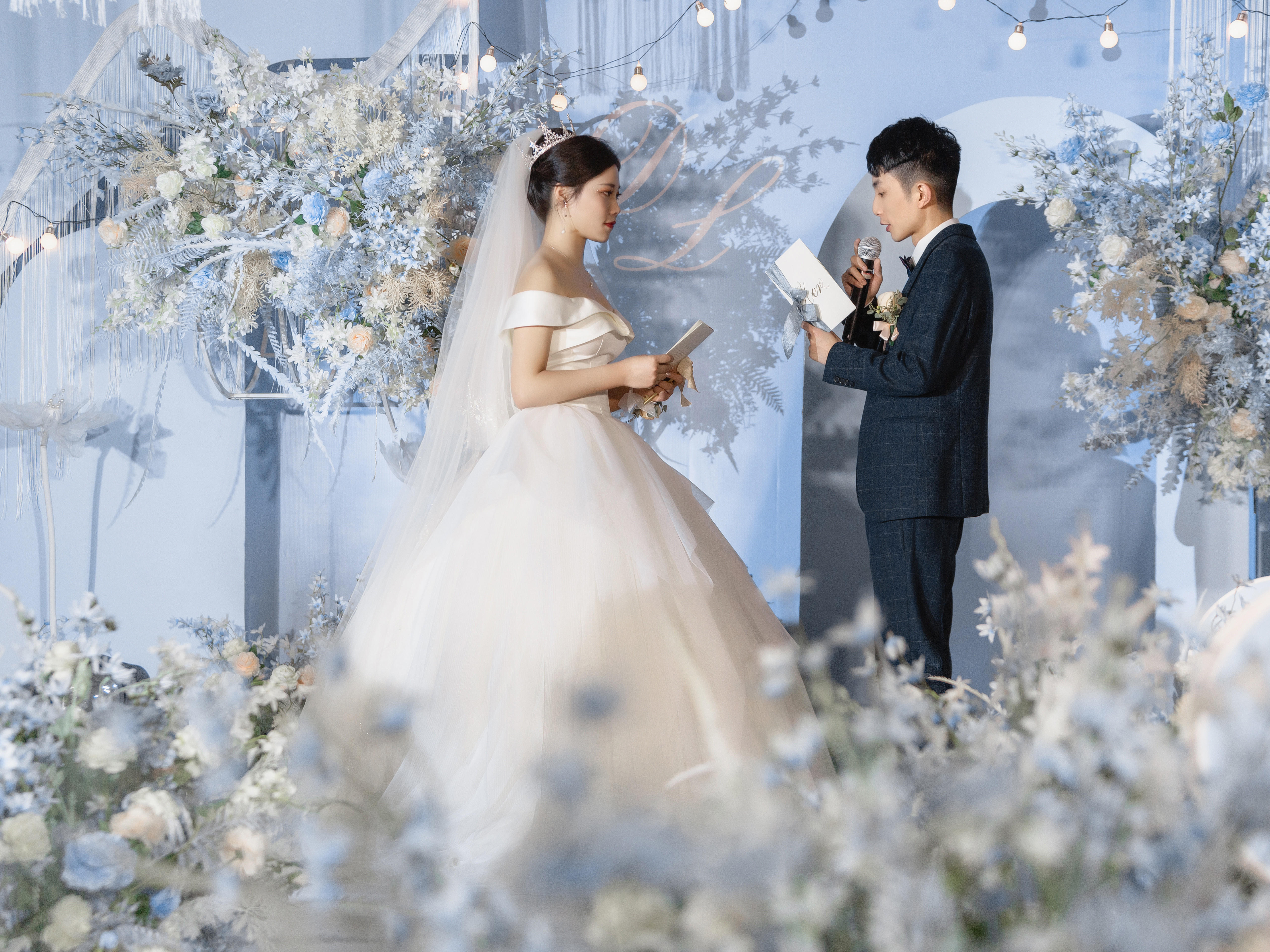 喜壳婚礼莫兰迪蓝色清新小预算吊顶婚礼布置婚庆策划