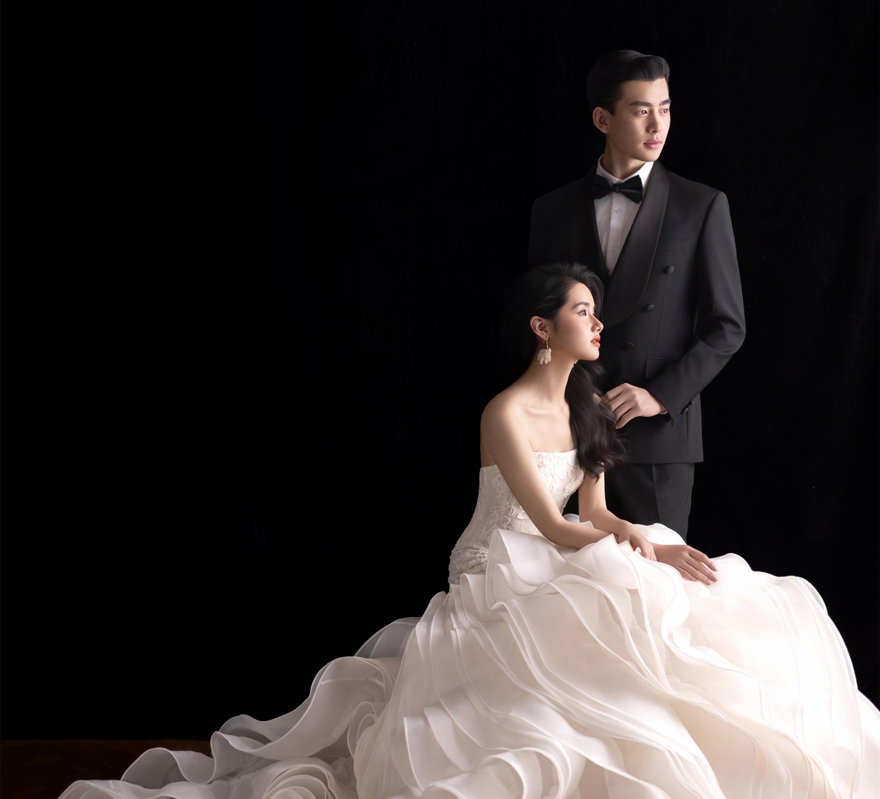 爱本纯粹 自成焦点｜黑底婚照的静奢氛围感
