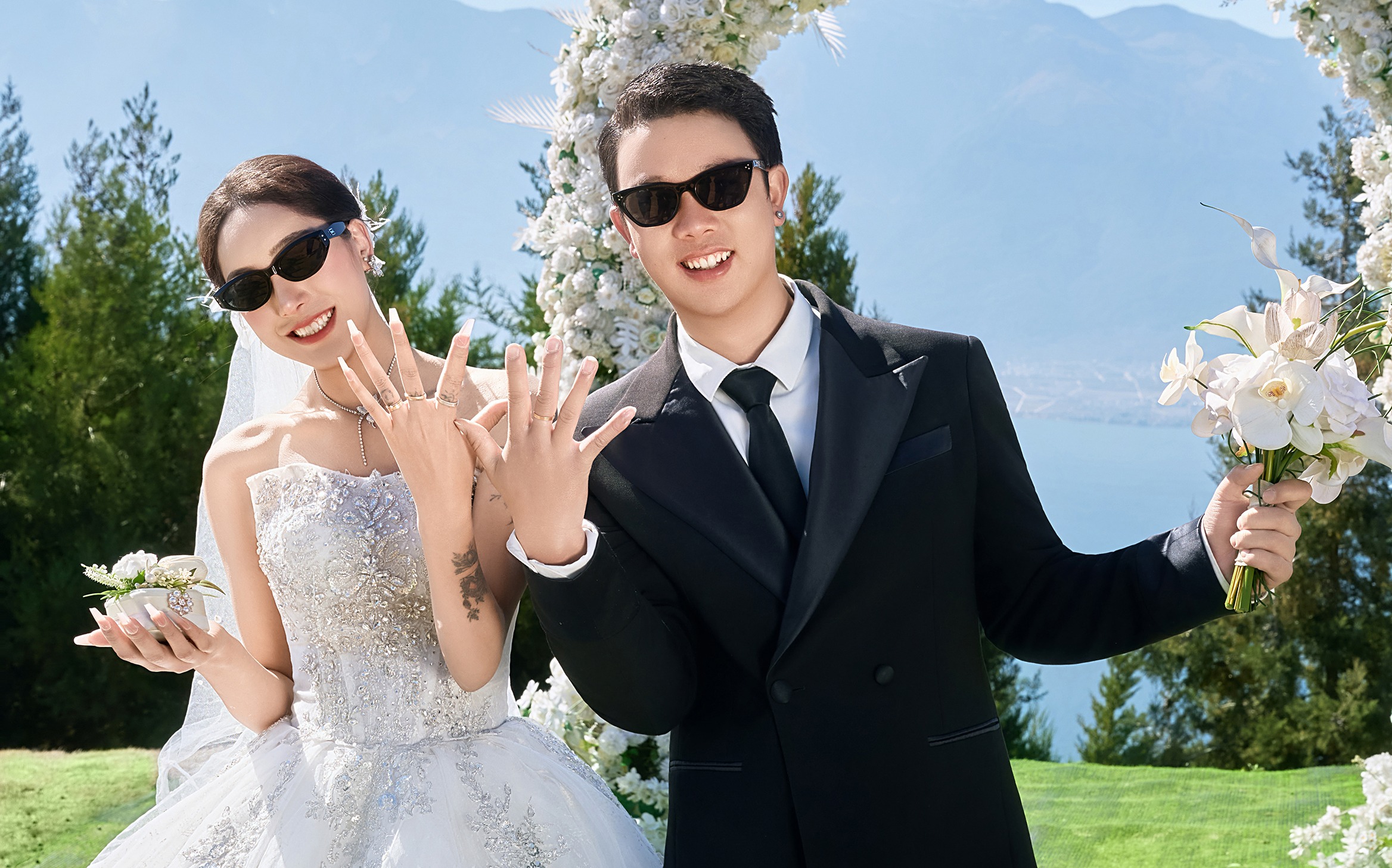 洱海边的草坪｜风帮我们拍了组婚纱照