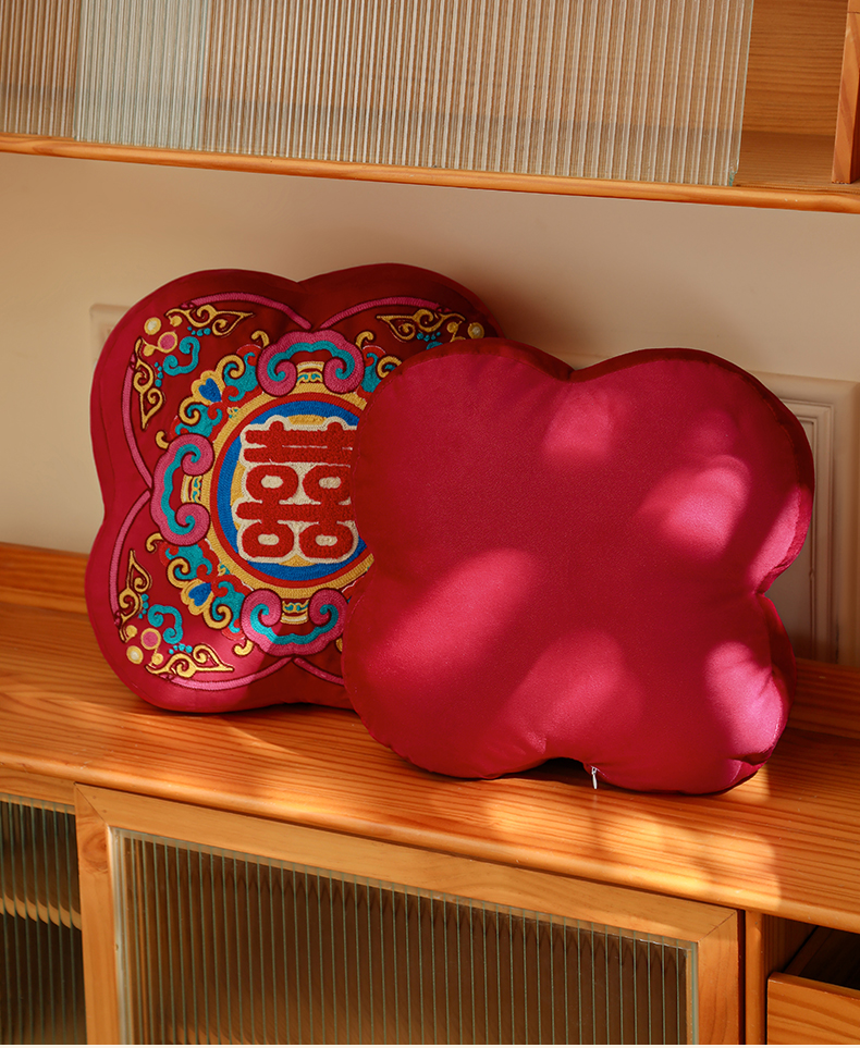 1对刺绣抱枕压床沙发靠背婚房布置