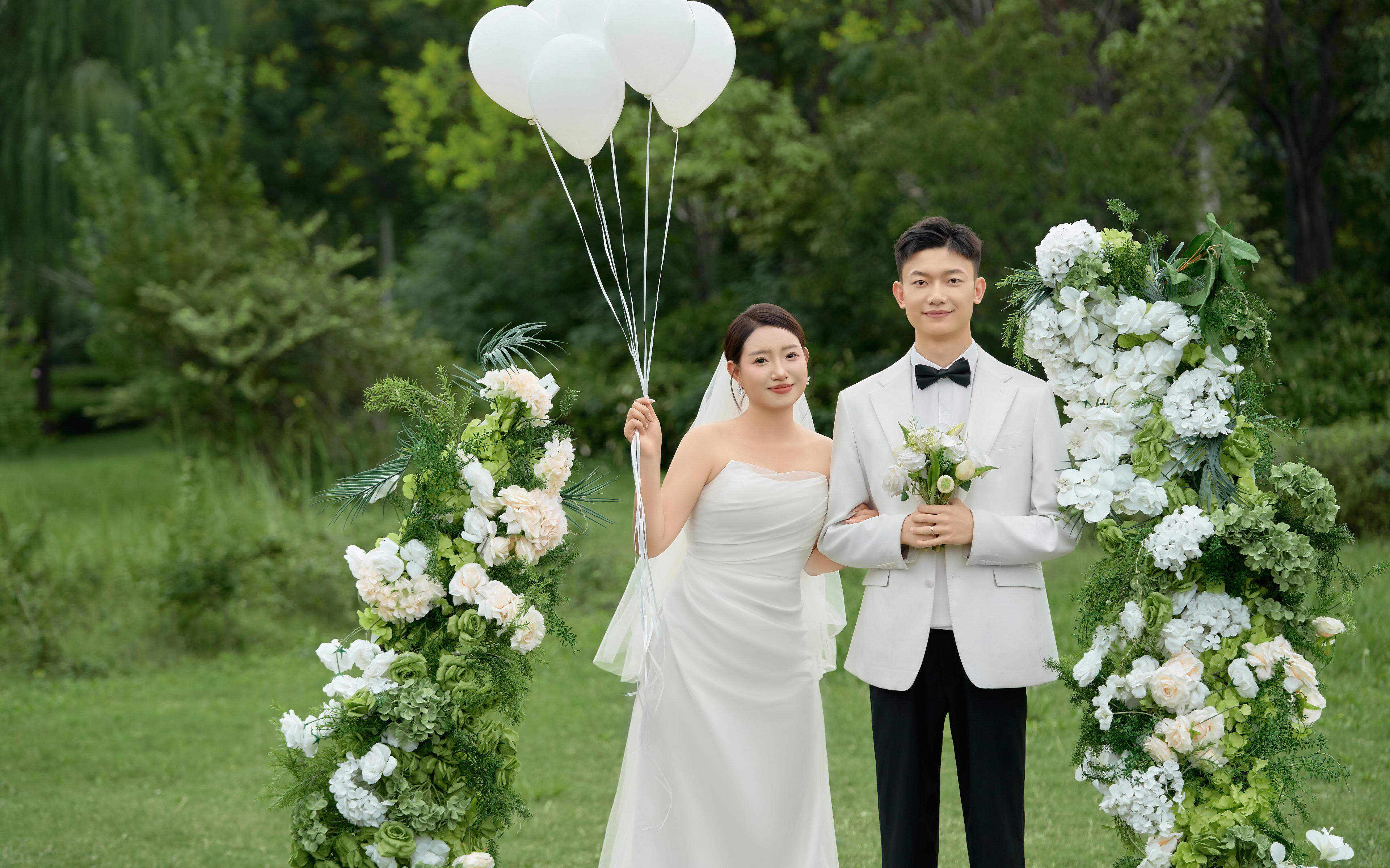 难怪年轻人都喜欢！草坪婚纱照也太浪漫~