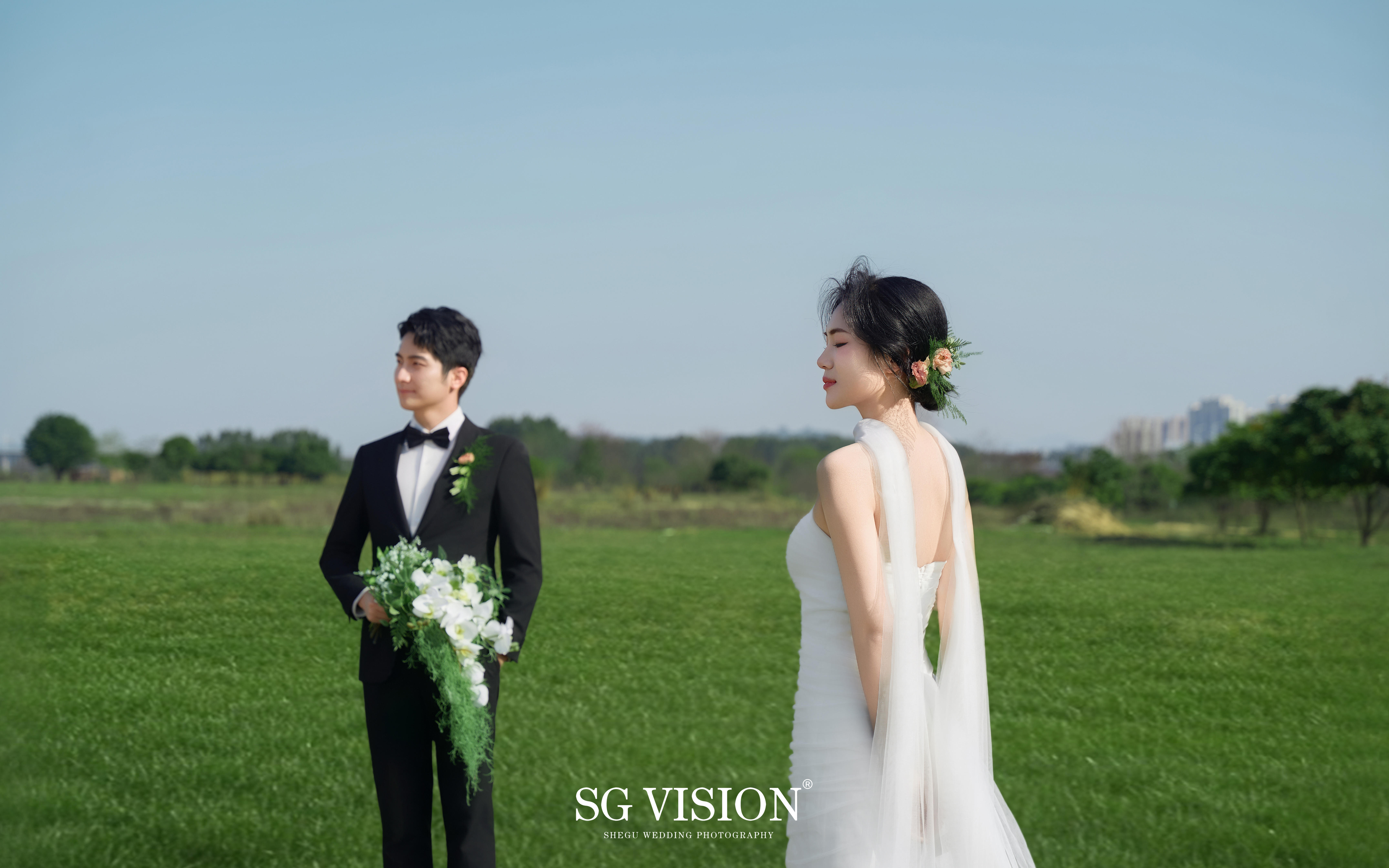 仿佛一眼就会沦陷，温柔又治愈的森系婚纱照